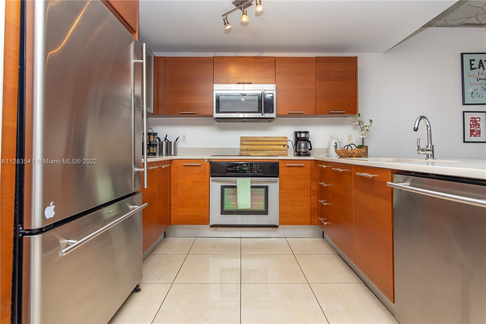 MIDBLOCK MIAMI CONDO - Residential Lease