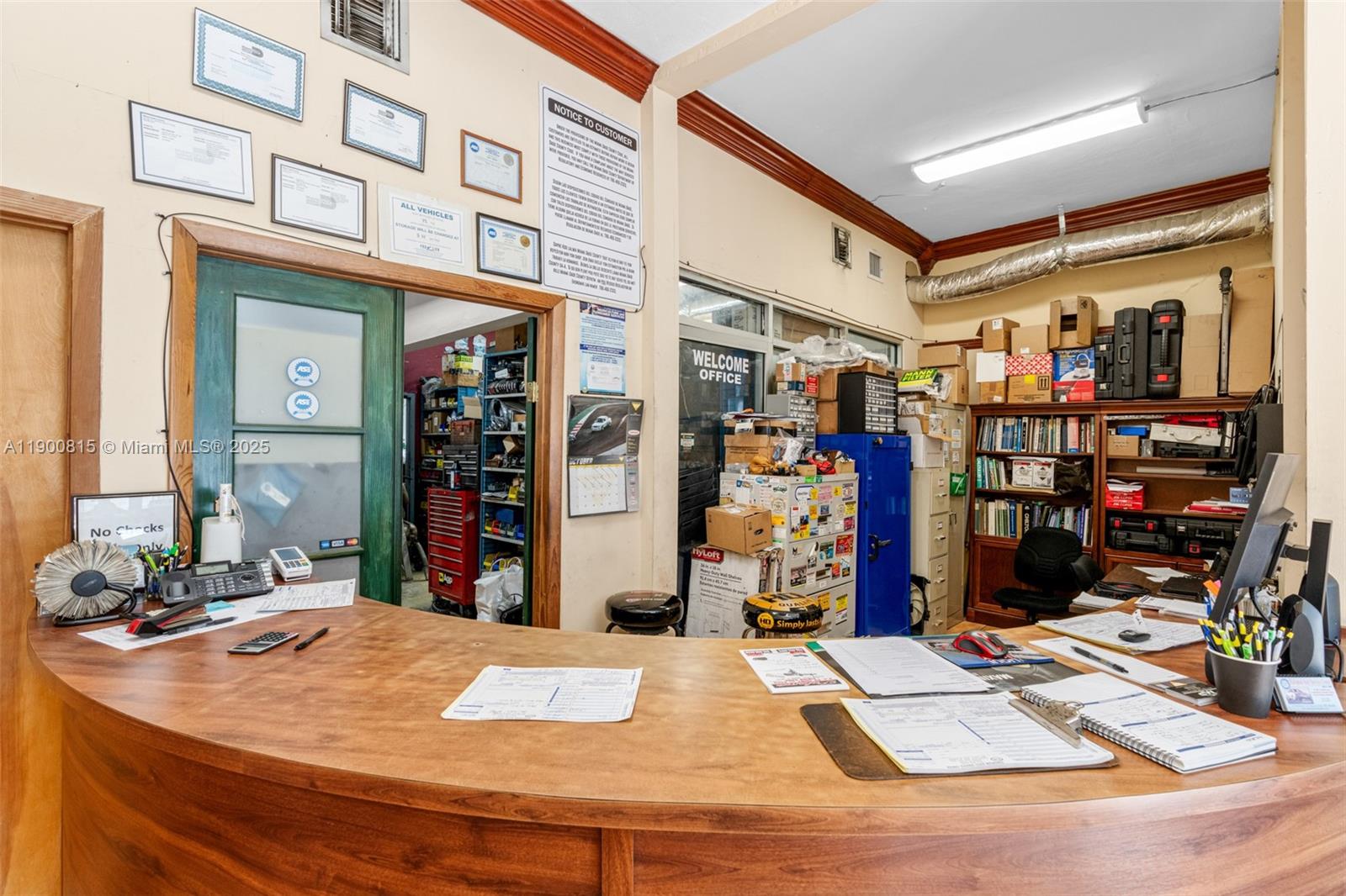 Main image without alt text