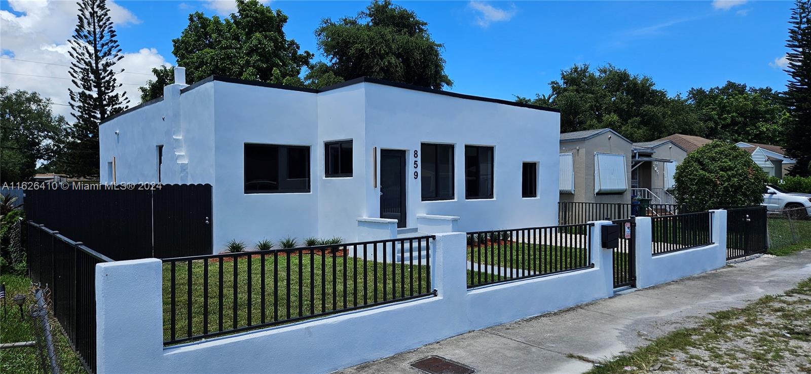 Beautifully updated 3 bedroom, 2 bathroom Single Family Home. This property features a large back yard, with entrance from the back street for any RV/Boat/Truck Access. Freshly painted inside/outside, extra high 11ft ceilings modern kitchen with stainless steel appliances, beautifully landscaped, curve appeal, privacy metal fence and much more!