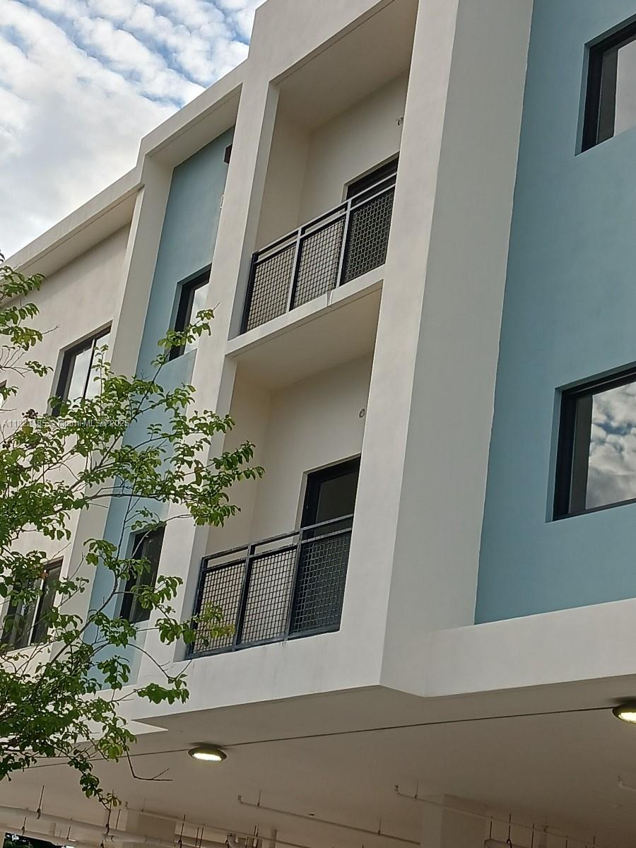 29 Palmetto Drive 1, Miami Springs, Miami-Dade County, Florida - 2 Bedrooms  
2 Bathrooms - 
