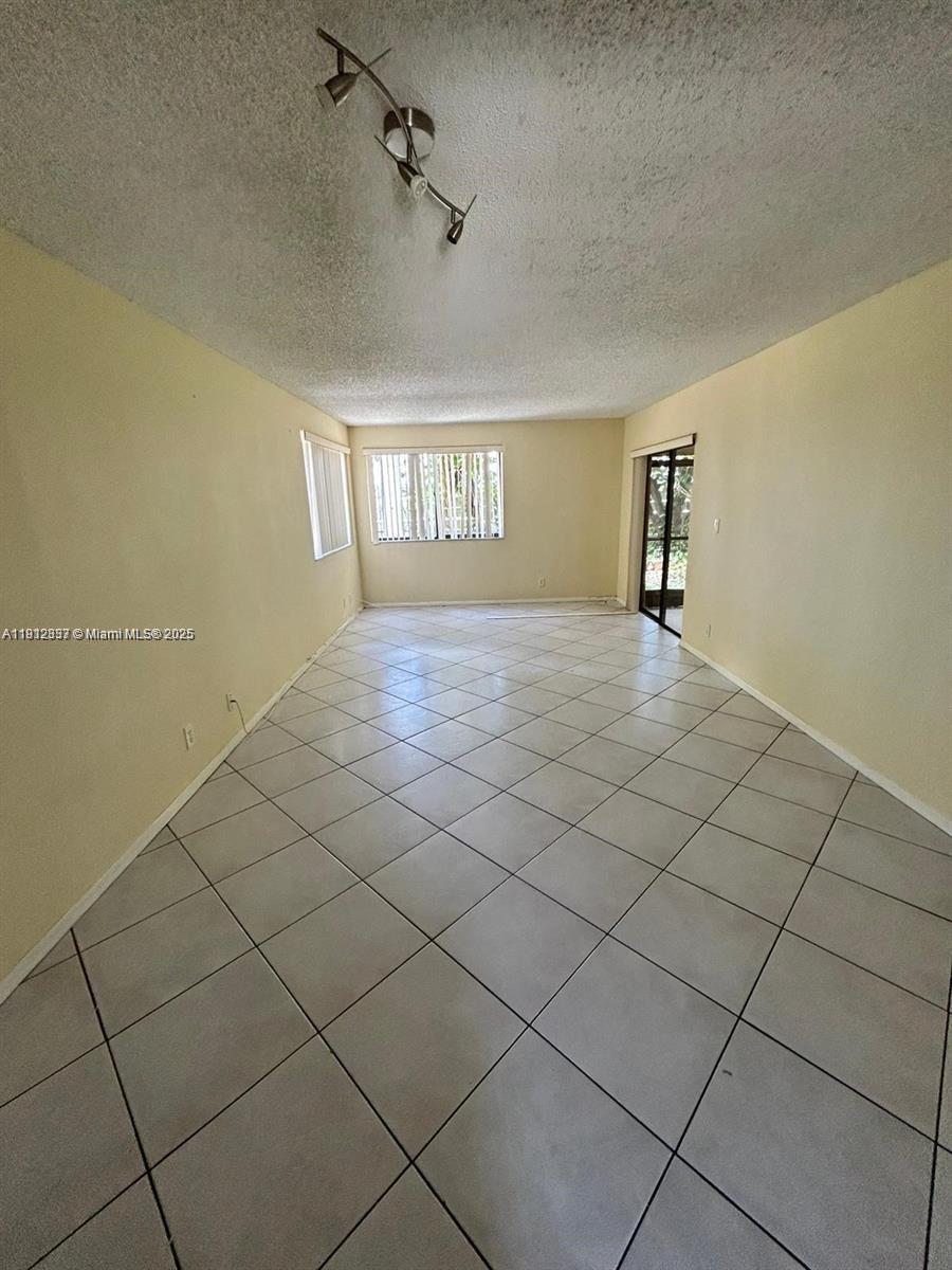 RACQUET CLUB VILLAGE APAR - Residential Lease