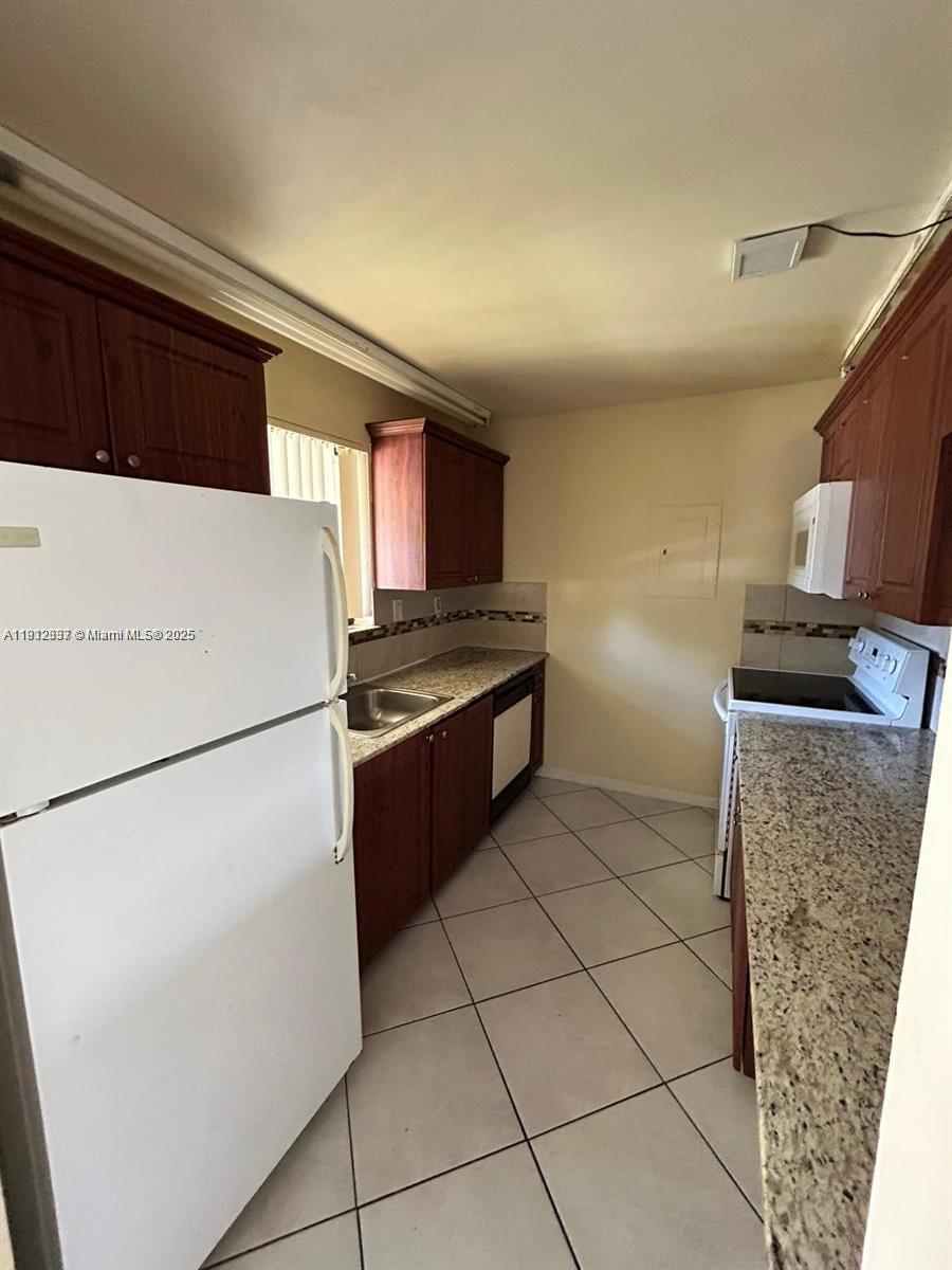 RACQUET CLUB VILLAGE APAR - Residential Lease