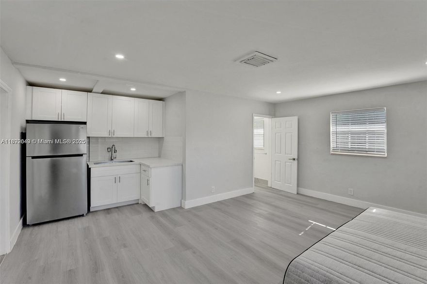 Beautiful and renovated first floor unit in the heart of hollywood..ITS A STUDIO....NO HOA ..NO CREDIT NEEDED..QUICK MOVE IN.Beautiful and renovated first floor unit in the heart of hollywood..UPGRADED KITCHEN.WATER AND ELECTRICITY INCLUDED IN RENT.