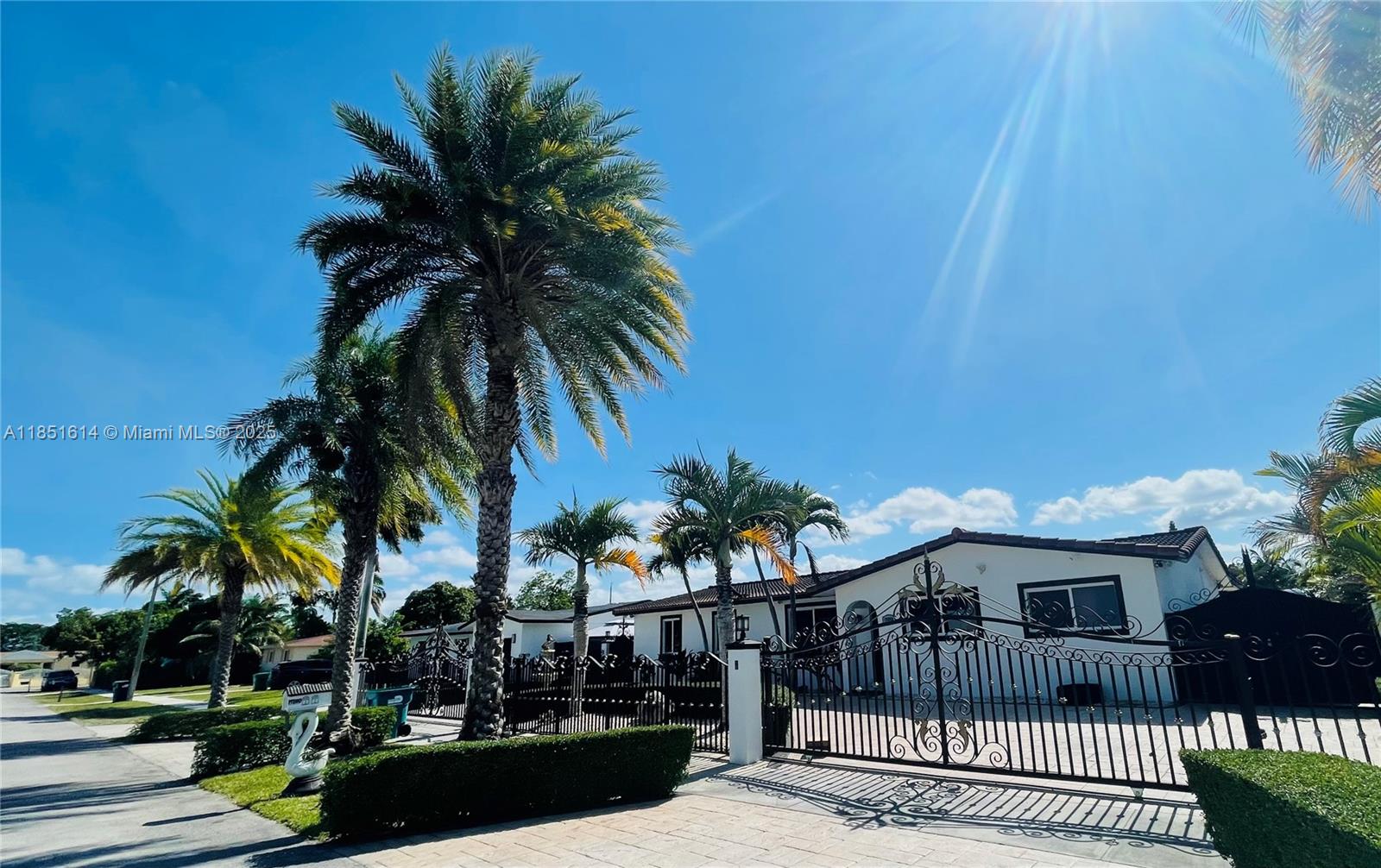Beautiful home with 3 bedrooms and 3 modern bathrooms. FPL is included in the price.
It has a private entrance if you want to generate extra income.
A lovely backyard with access from both sides of the house,
where you can park your boat.
Don’t wait any longer come and see it!