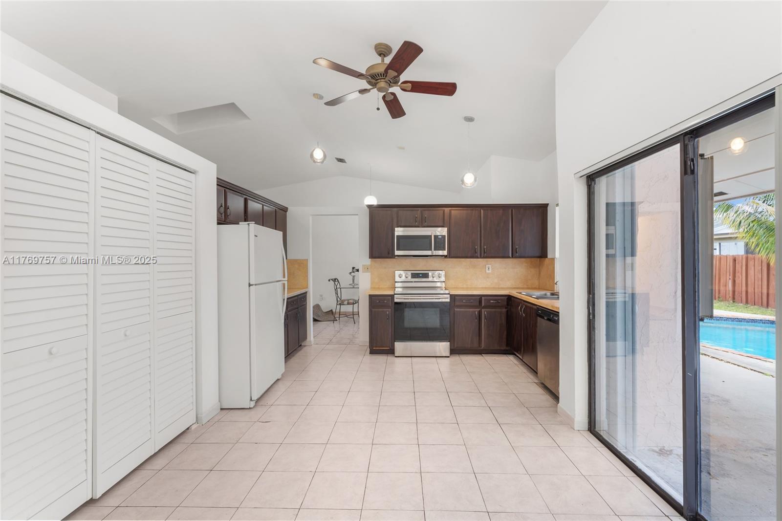 LINDGREN WEST - Residential