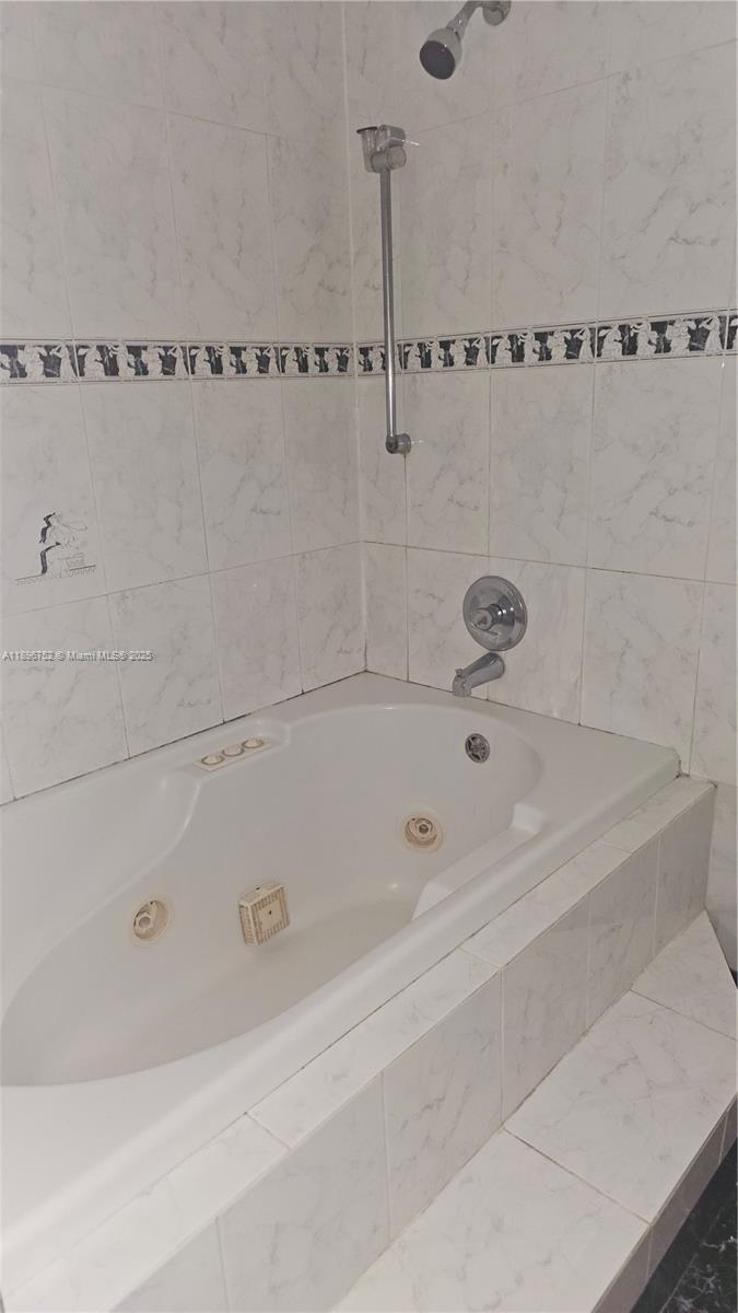 WINSTON TOWERS 700 CONDO - Residential Lease