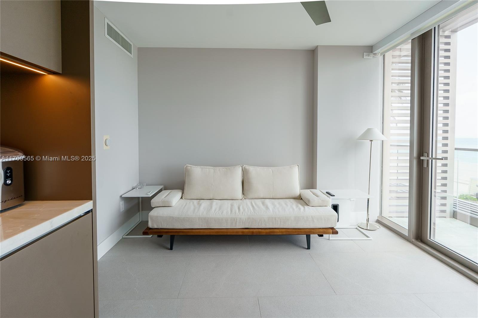 18975 Collins Ave Cabana 27