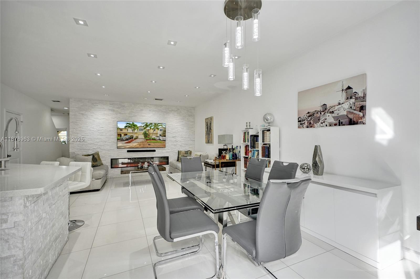 CHAMPION LAKES - Residential