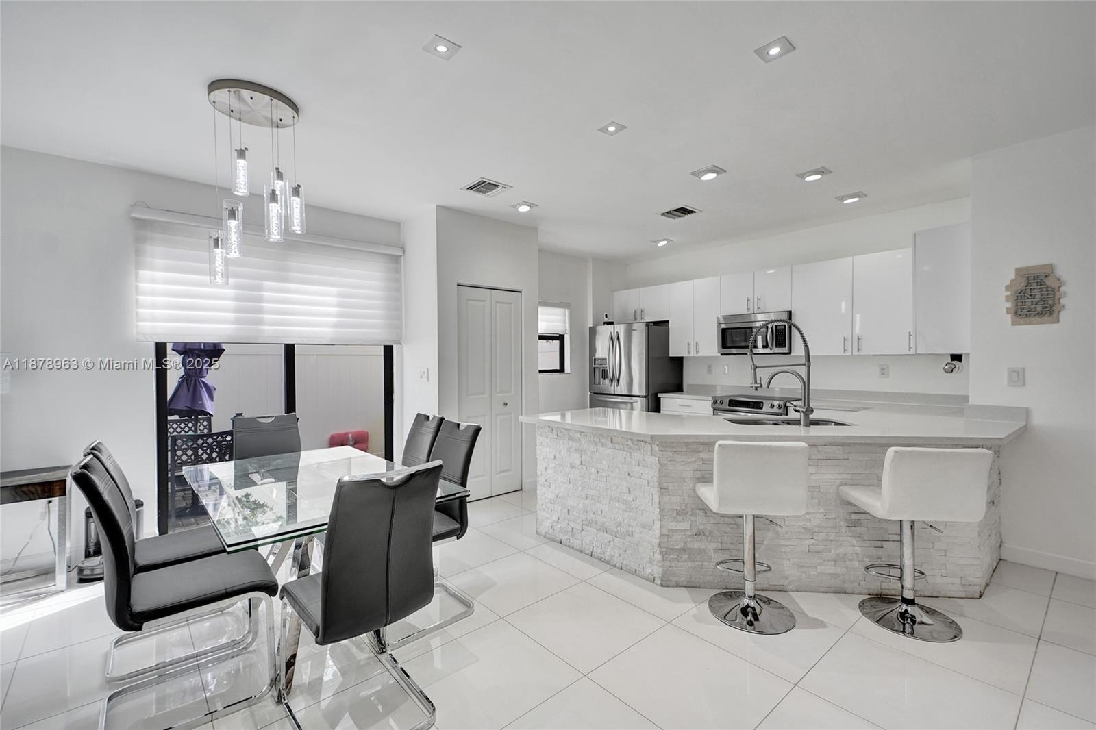 CHAMPION LAKES - Residential