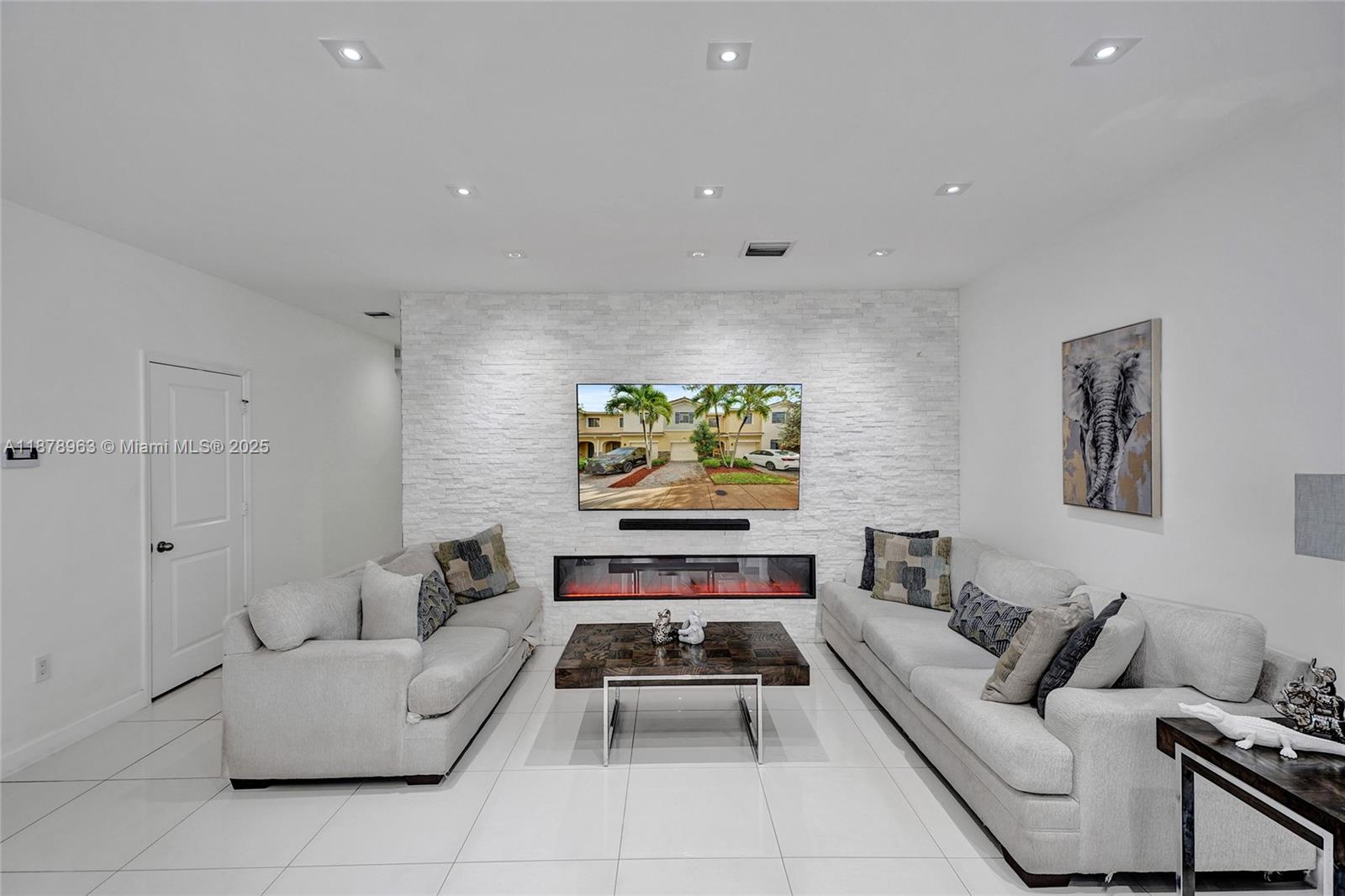 CHAMPION LAKES - Residential