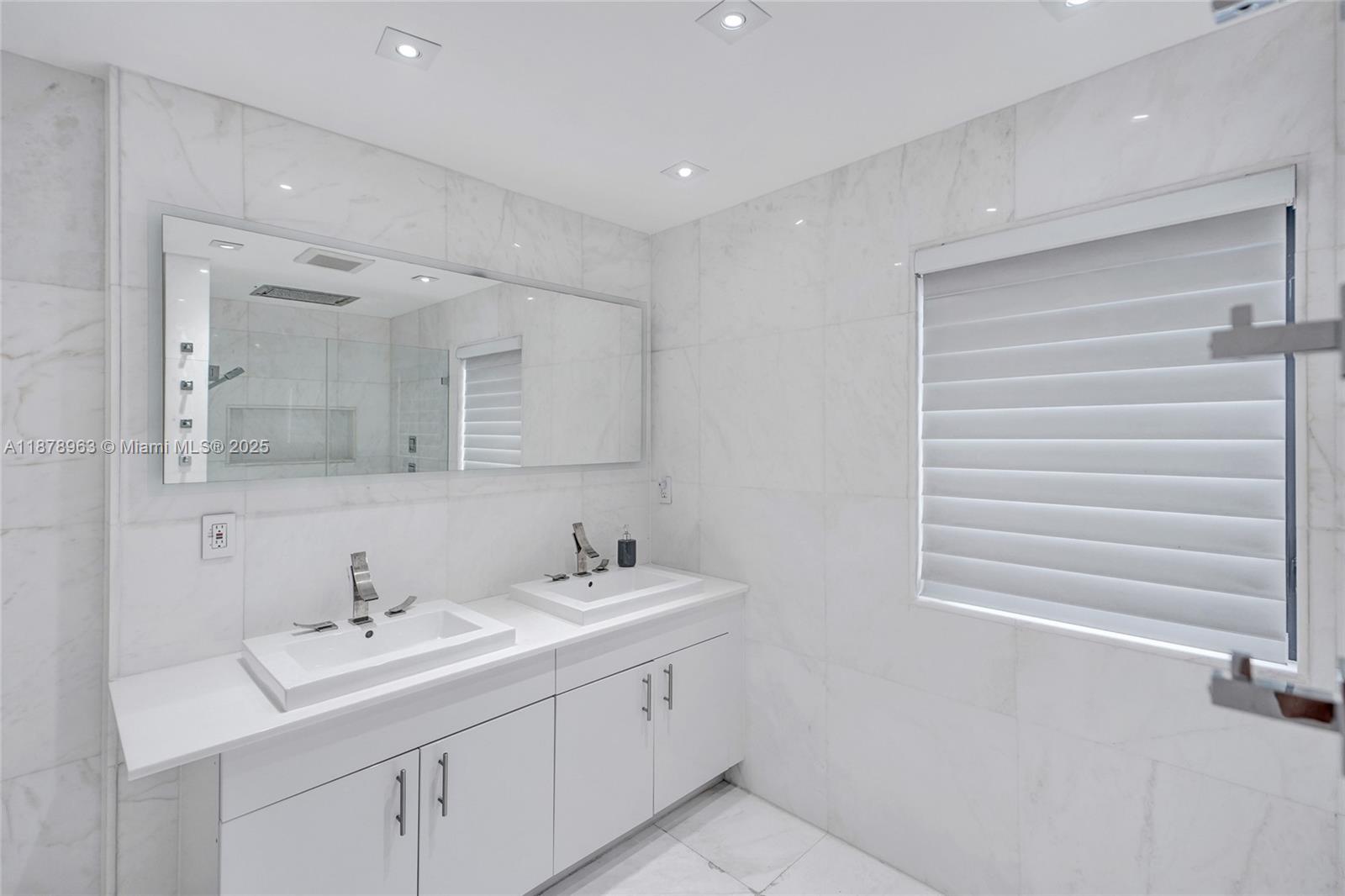 CHAMPION LAKES - Residential