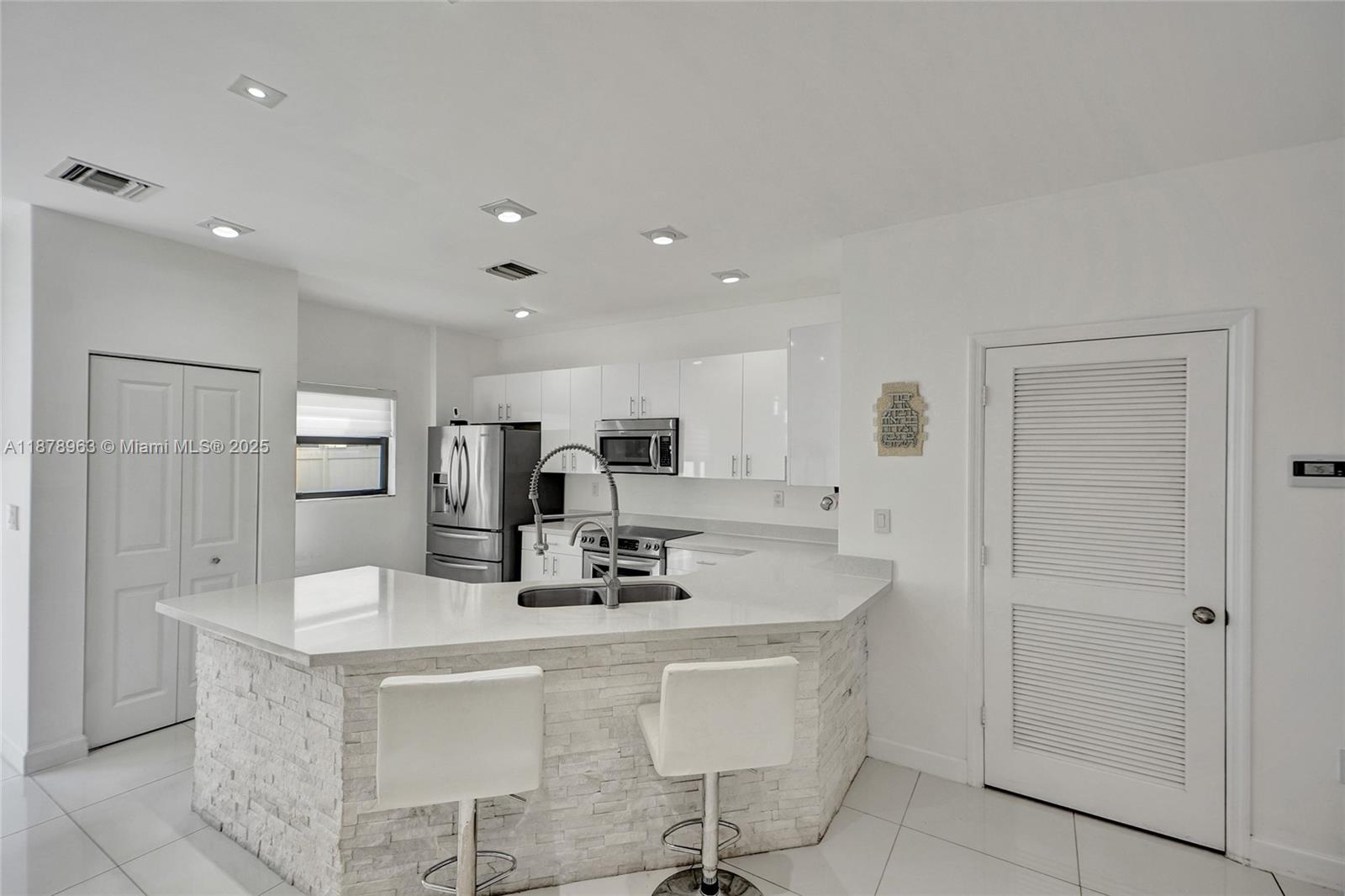 CHAMPION LAKES - Residential