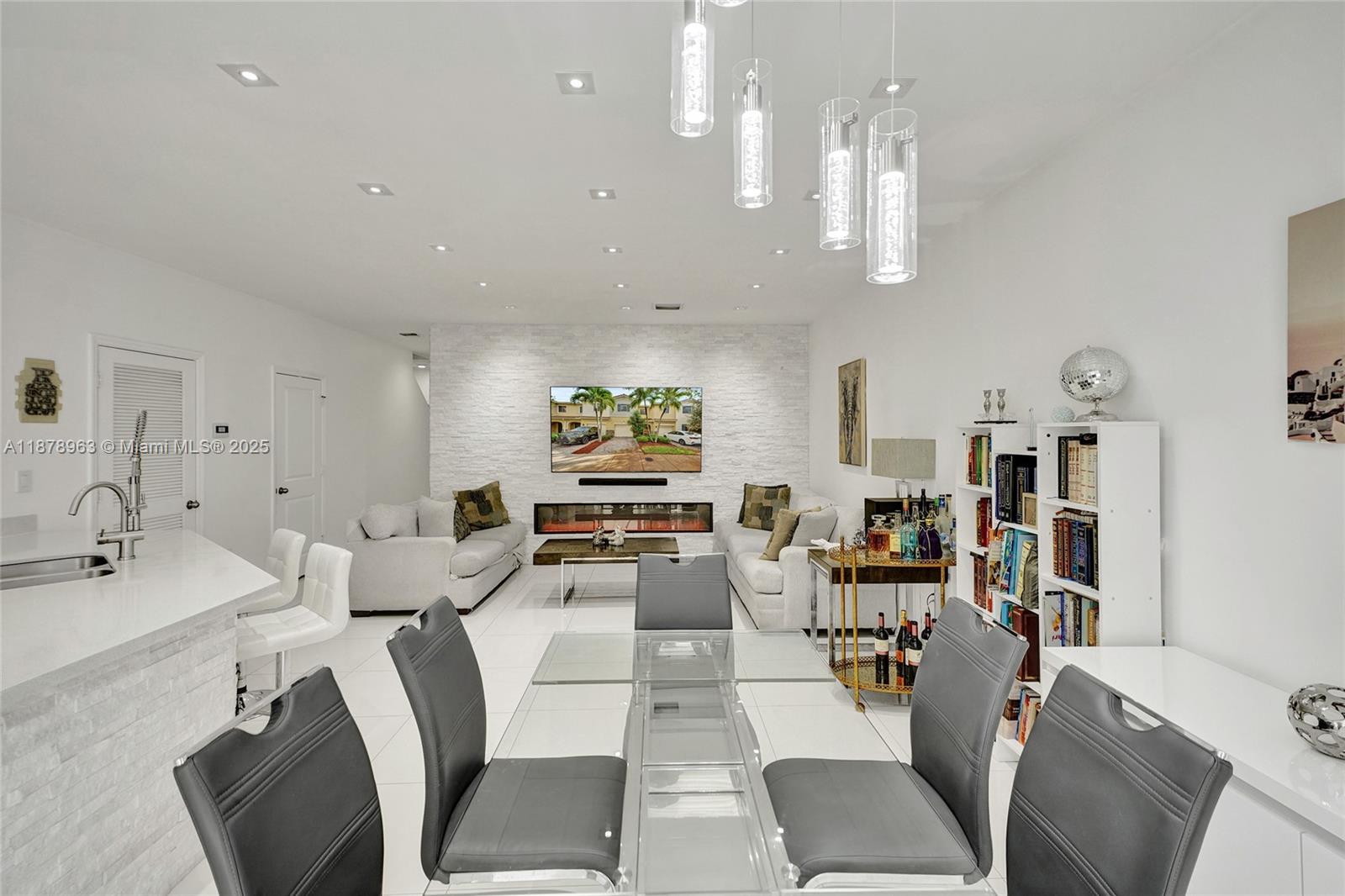 CHAMPION LAKES - Residential