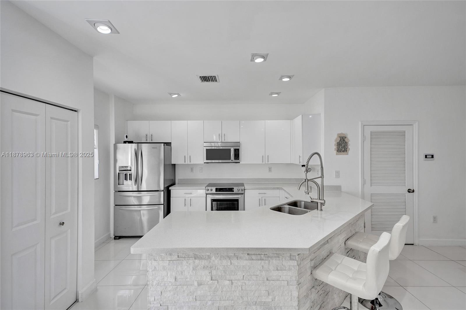 CHAMPION LAKES - Residential