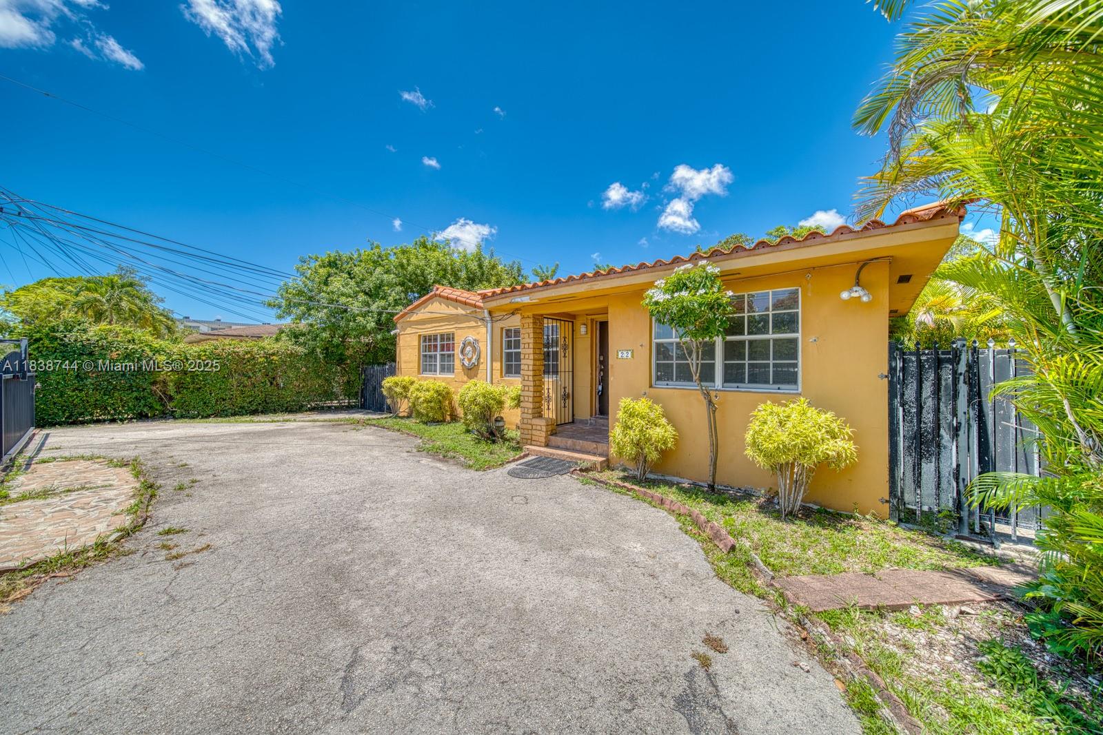 Cozy 2-bedroom, 1-bathroom home featuring a bright living area, functional kitchen, and spacious bedrooms with plenty of natural light. The property offers a backyard, perfect for outdoor entertaining, gardening, or pets. Located in a quiet neighborhood with easy access to major roads, schools, shopping, and dining. Great opportunity for first-time buyers or investors. Move-in ready!