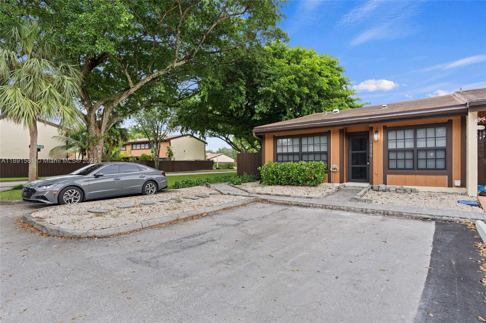 EVERGLADES SUGAR & LAND C - Residential Lease
