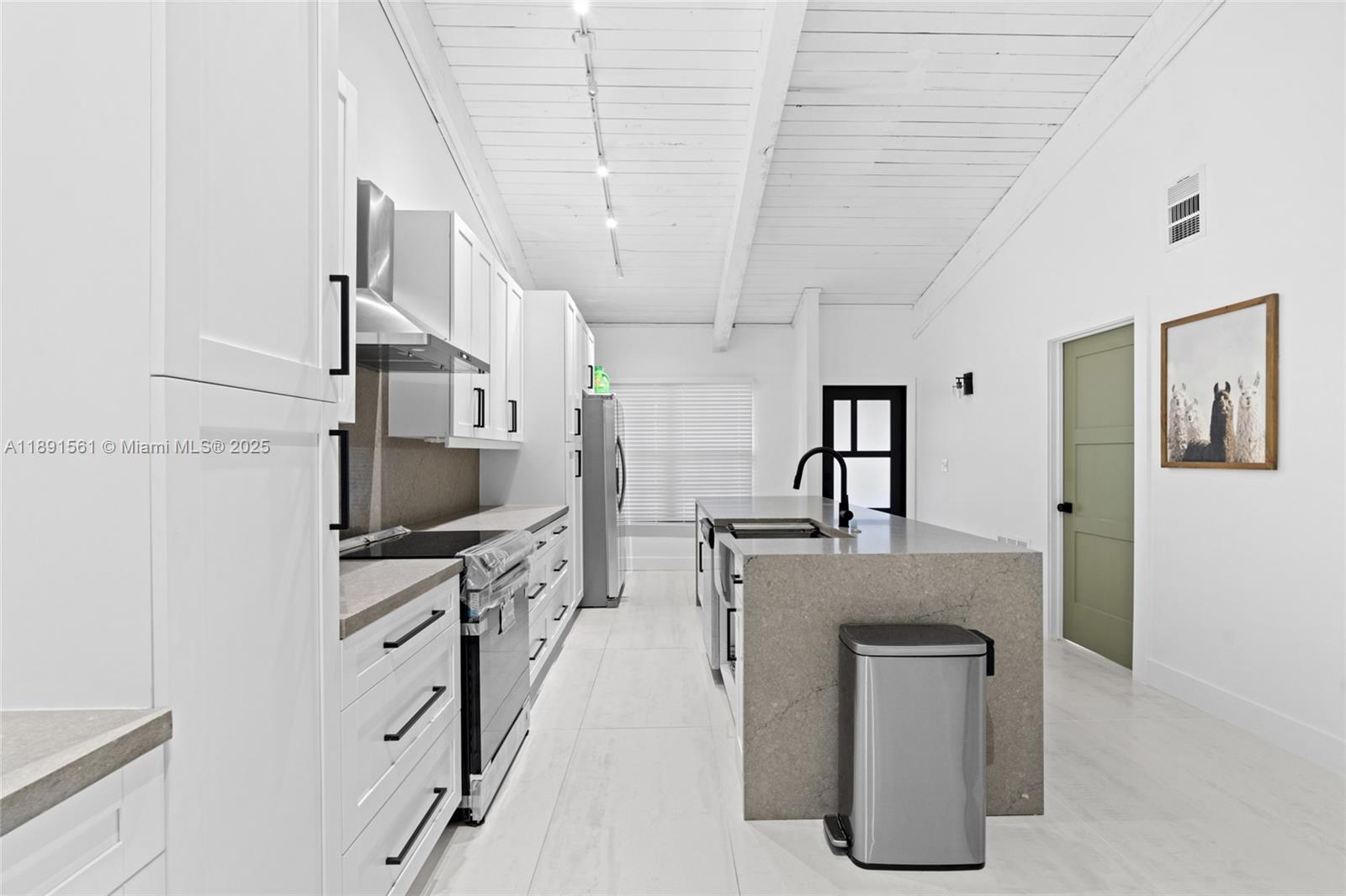 EVERGLADES SUGAR & LAND C - Residential Lease