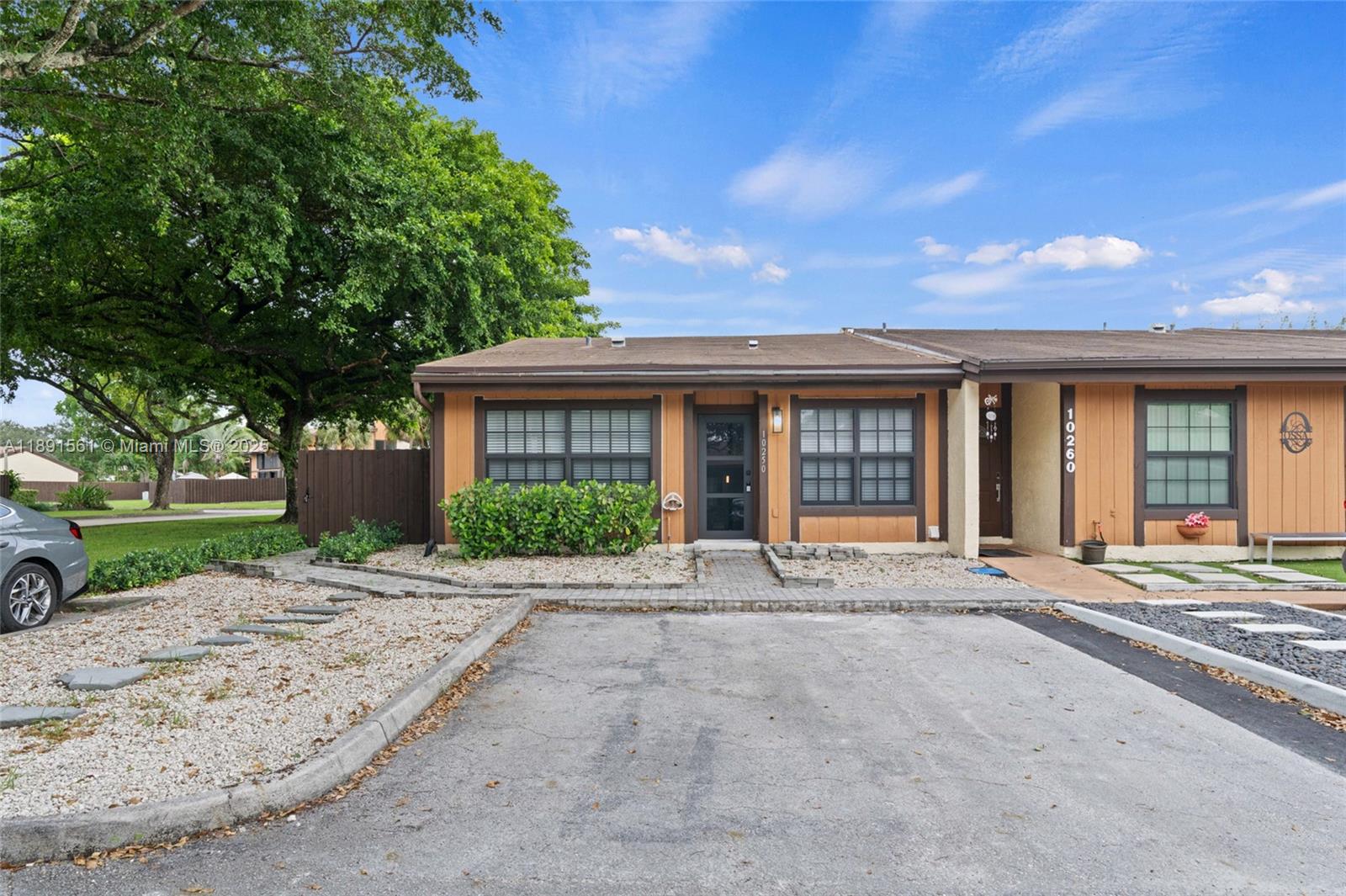 EVERGLADES SUGAR & LAND C - Residential Lease