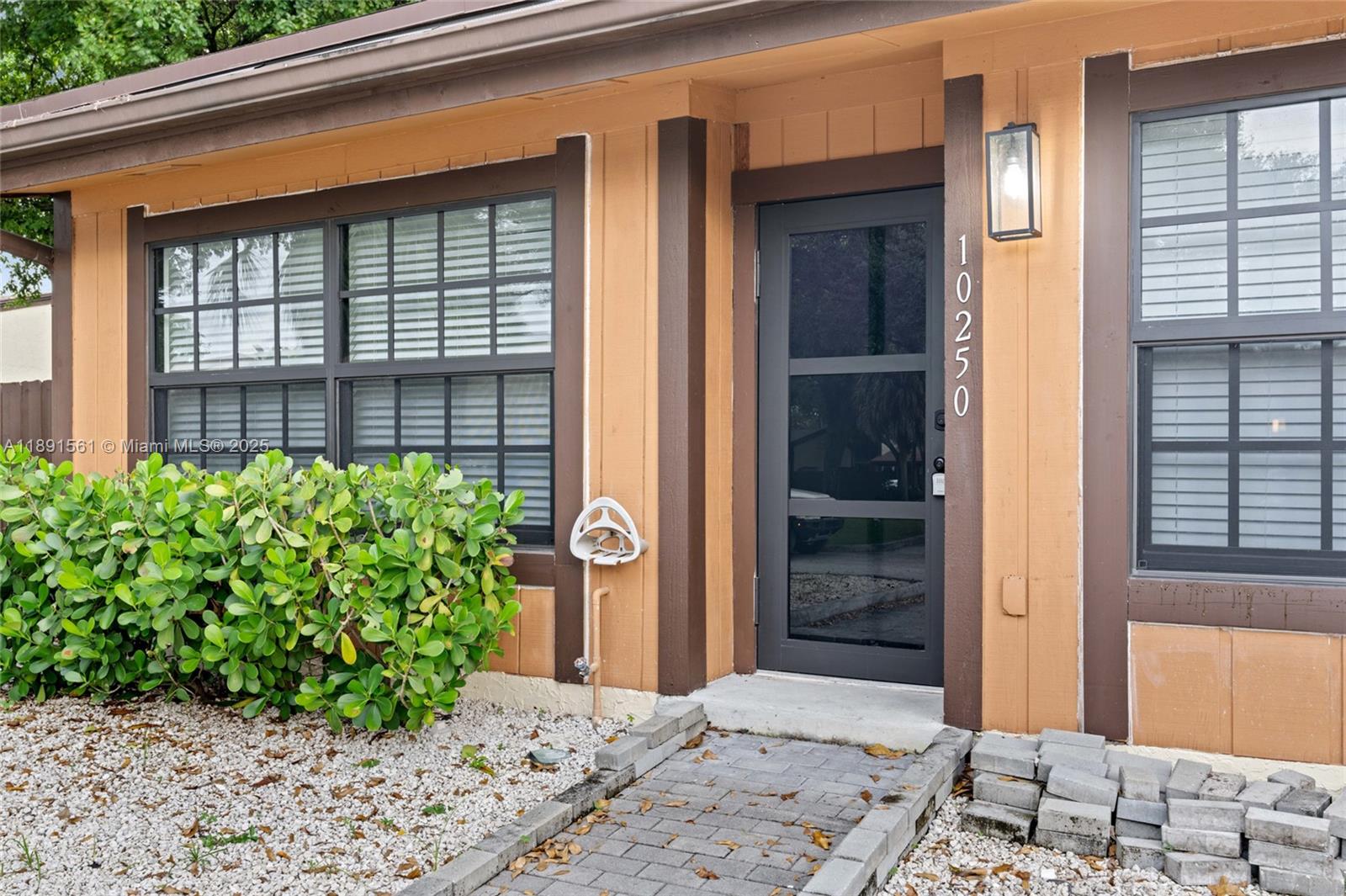 EVERGLADES SUGAR & LAND C - Residential Lease