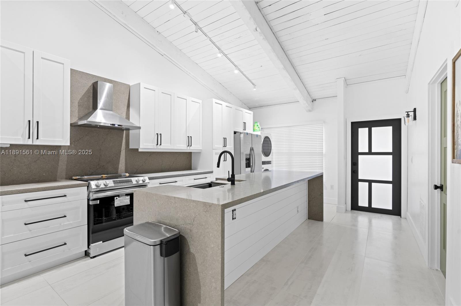 EVERGLADES SUGAR & LAND C - Residential Lease