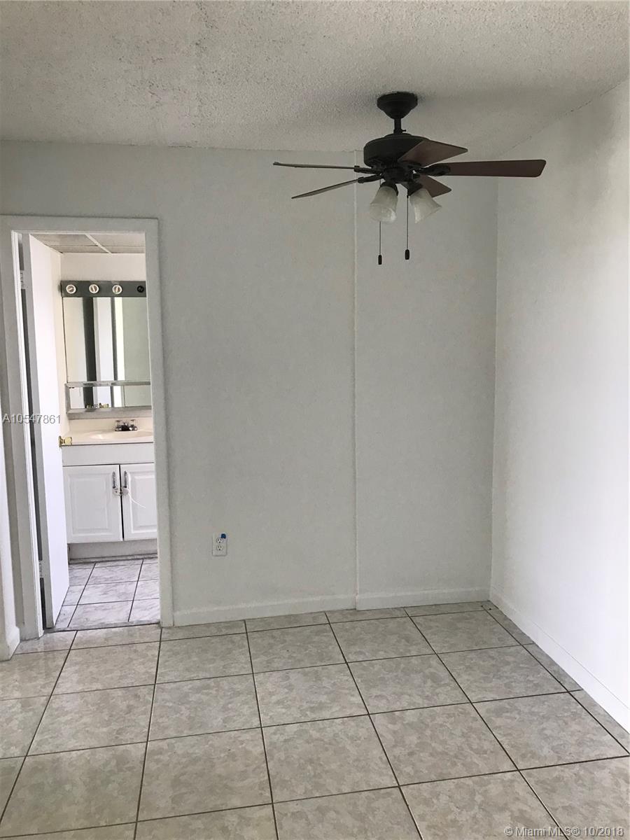 Great 1/1 apartment, beautiful view, tile floor, balcony with beautiful view. New dishwasher. Perfect location, close to express way, Malls, markets. Water is include, walking distance for public transportation. 2 parking spaces.
Condo has Pool, Playground, Tennis Court.
