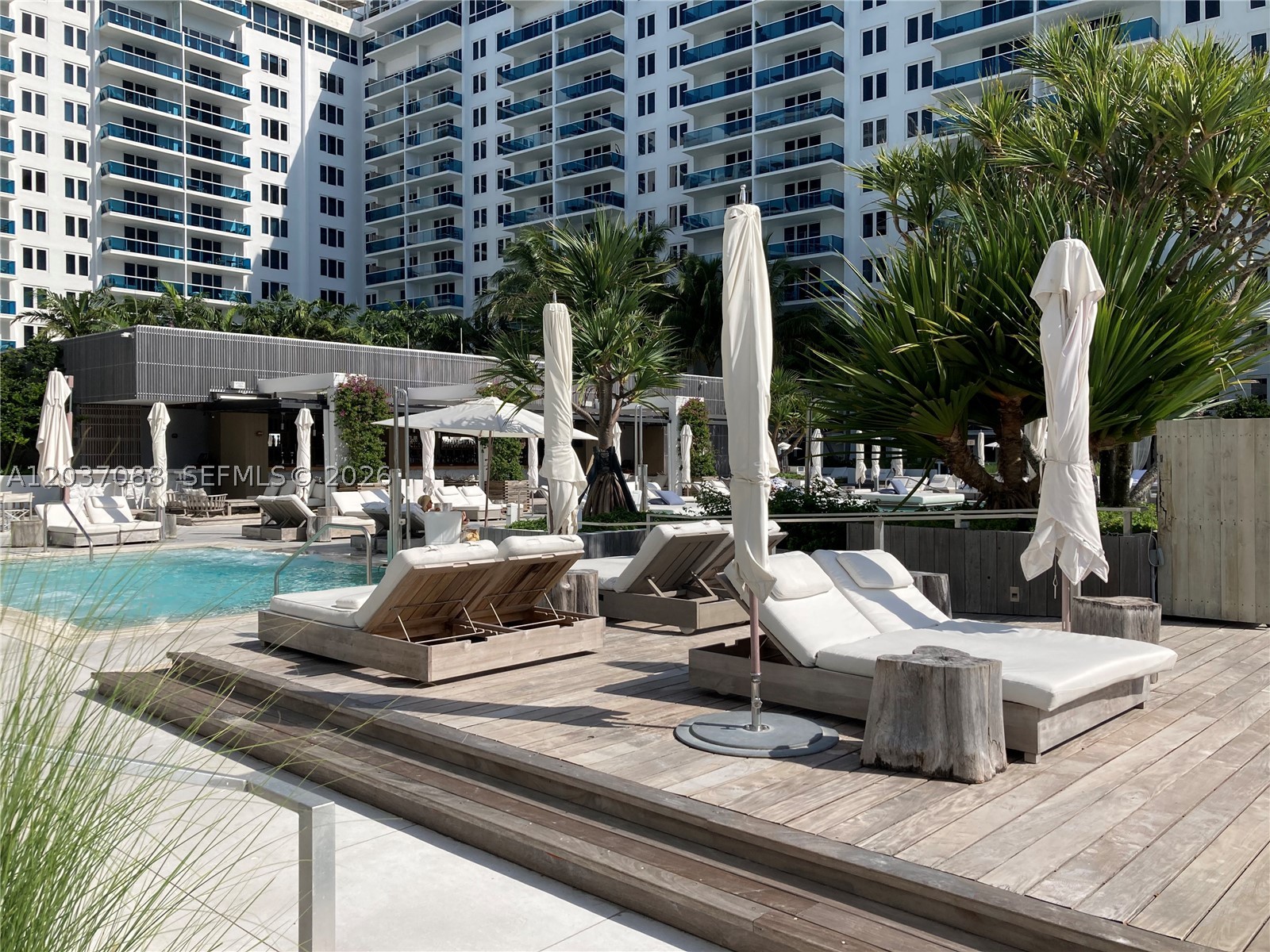 2301 Collins Ave 614