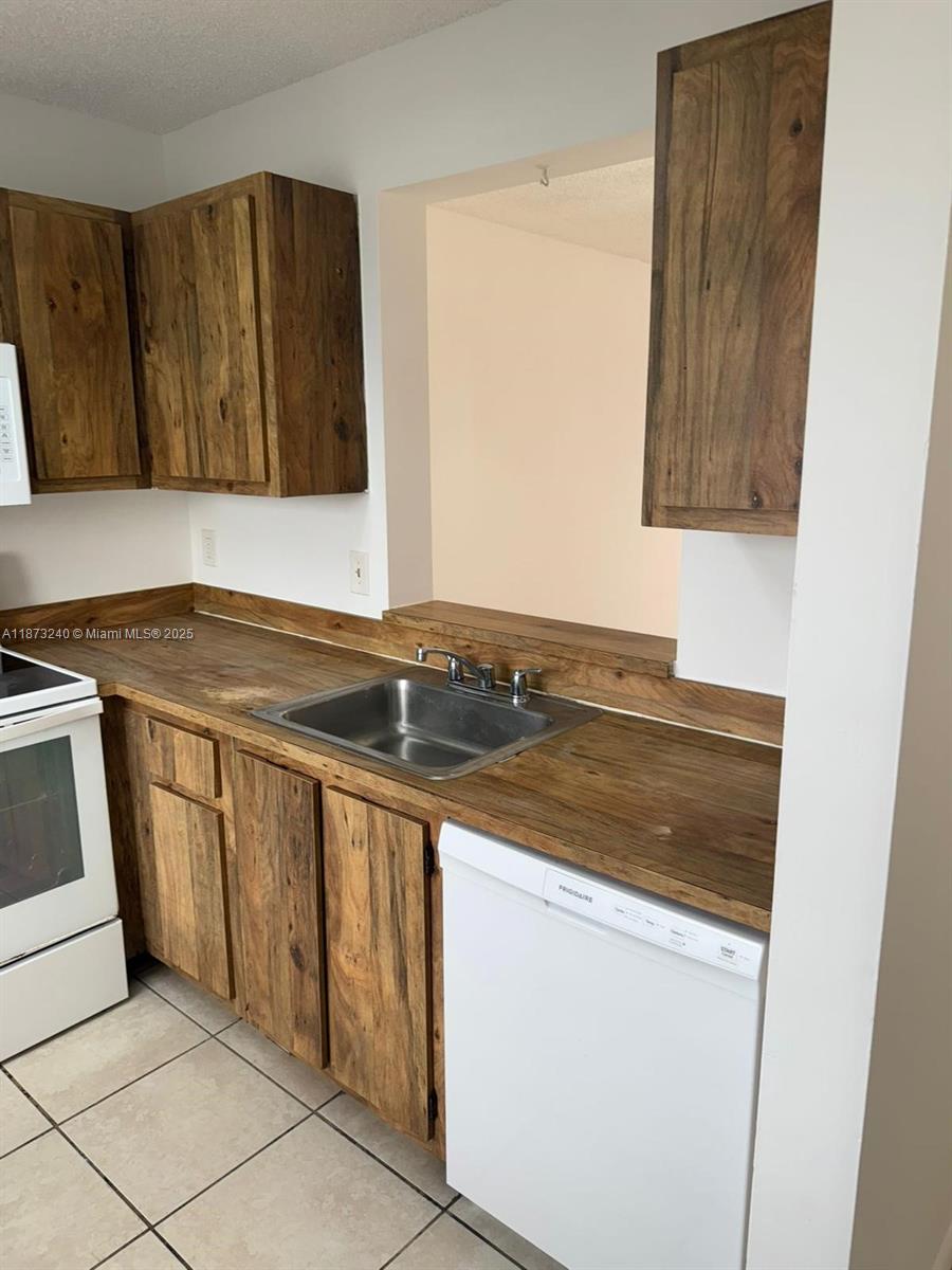 LAKESHORE AT UNIVERSITY P - Residential Lease