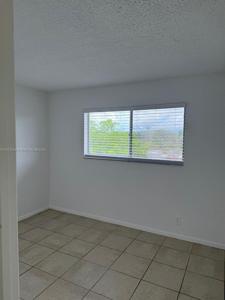 LAKESHORE AT UNIVERSITY P - Residential Lease