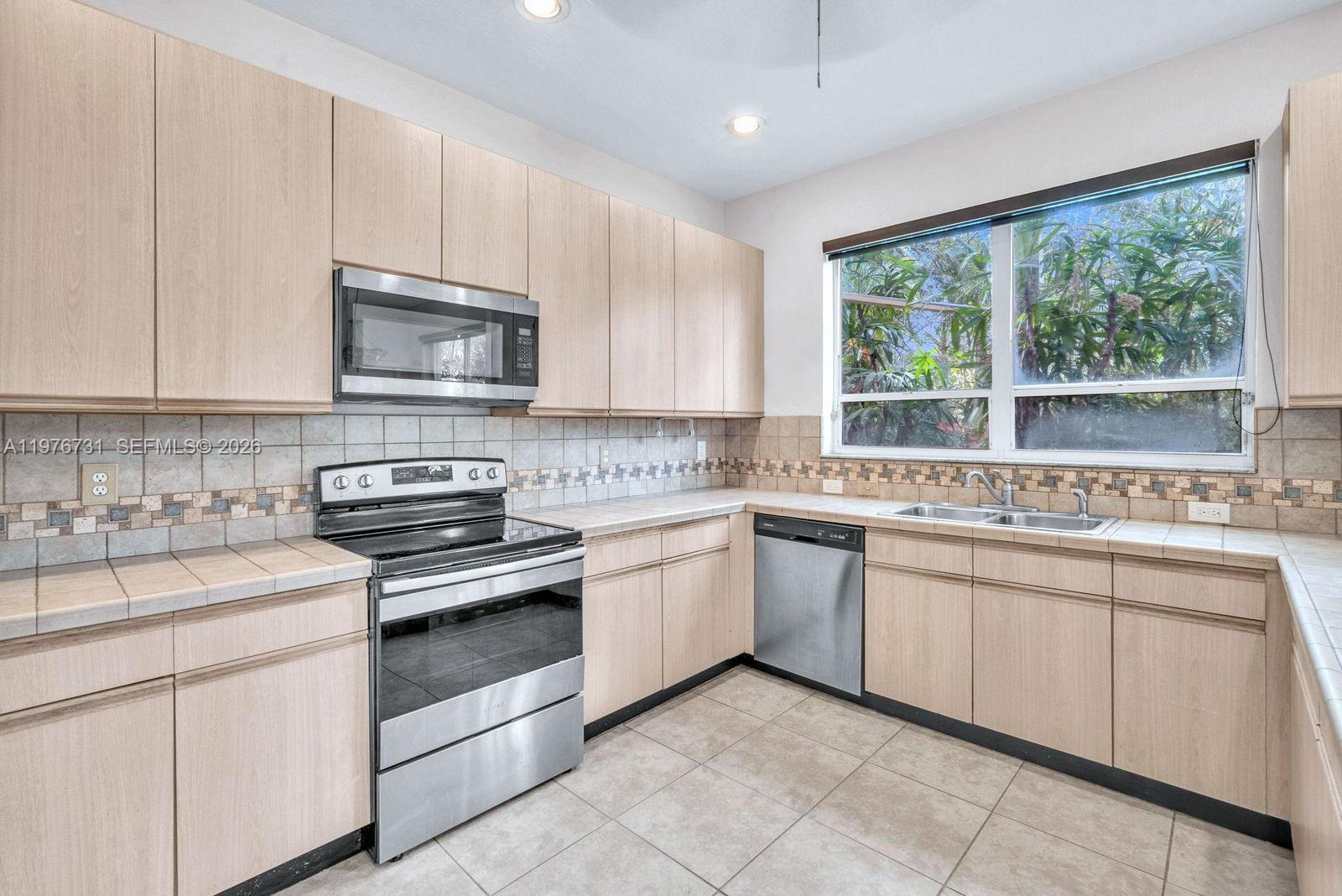 EMBASSY LAKES - Residential