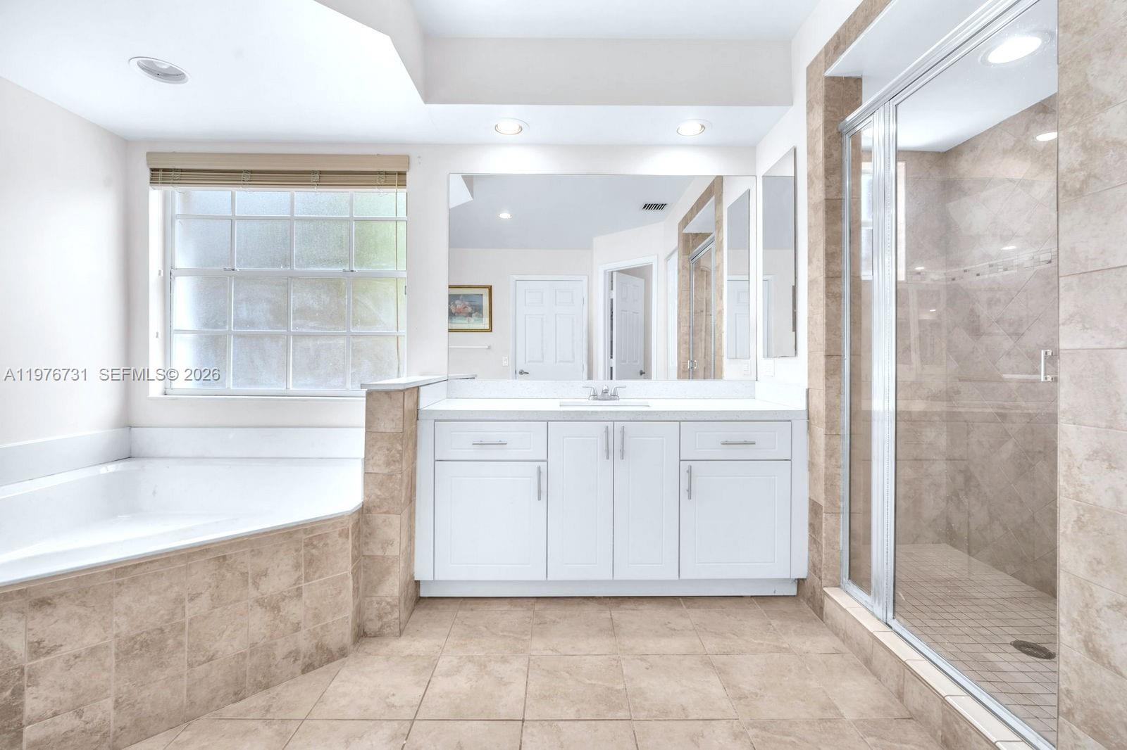 EMBASSY LAKES - Residential