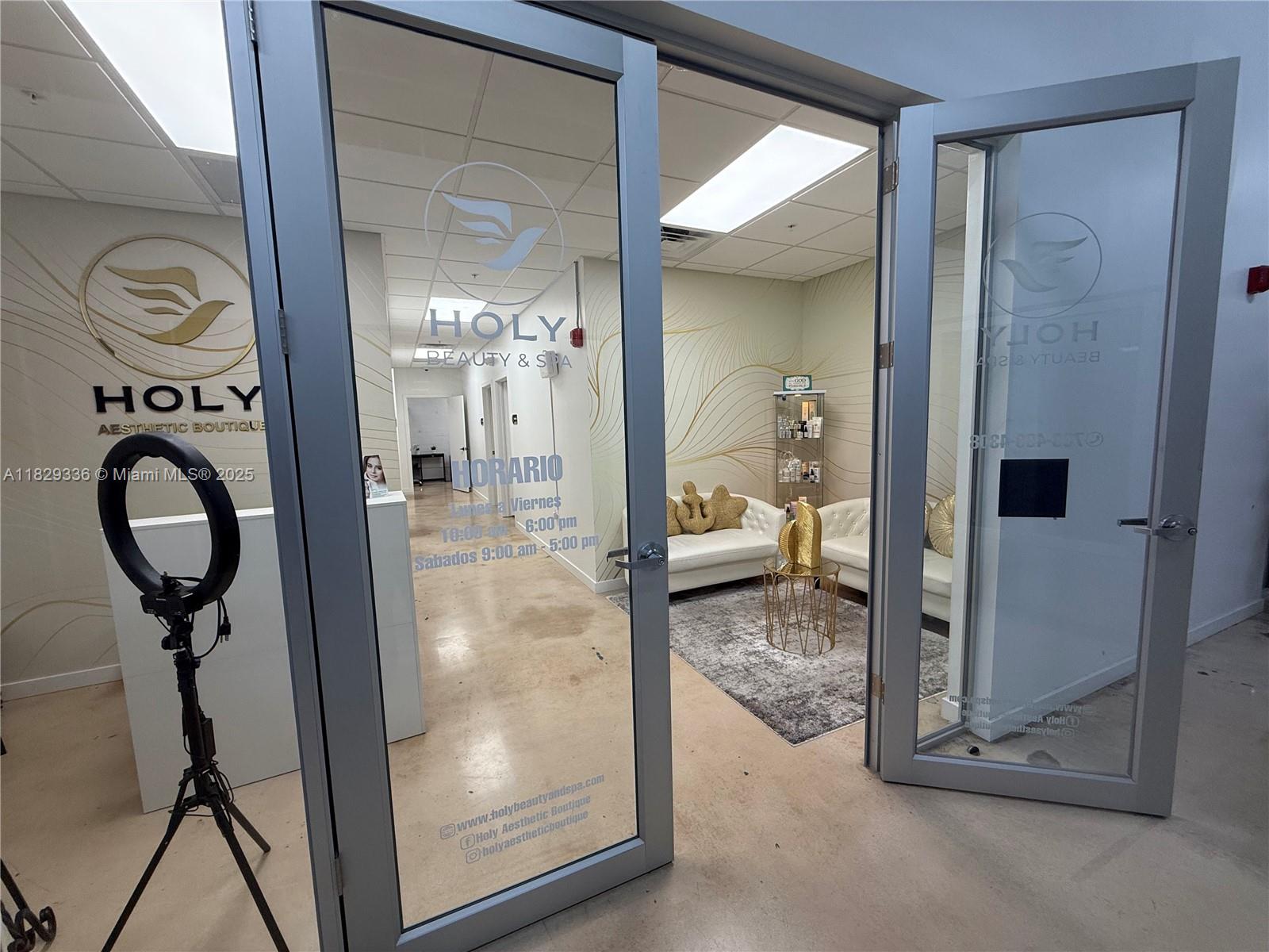 Discover this immaculate unit, perfect for a medical spa, wellness clinic, beauty center, or health office. From the moment clients walk in, they are welcomed by an elegant reception area with modern finishes and a warm, professional atmosphere.
The layout includes multiple private rooms (ideal for treatments, consultations, or procedures) and excellent lighting. The overall ambiance promotes peace and trust — perfect for wellness and aesthetic services.One of the best features? The rent is extremely affordable, making this an ideal opportunity for professionals looking to grow their business without high overhead costs.
Make your dream of owning a professional space to serve your clients come true!