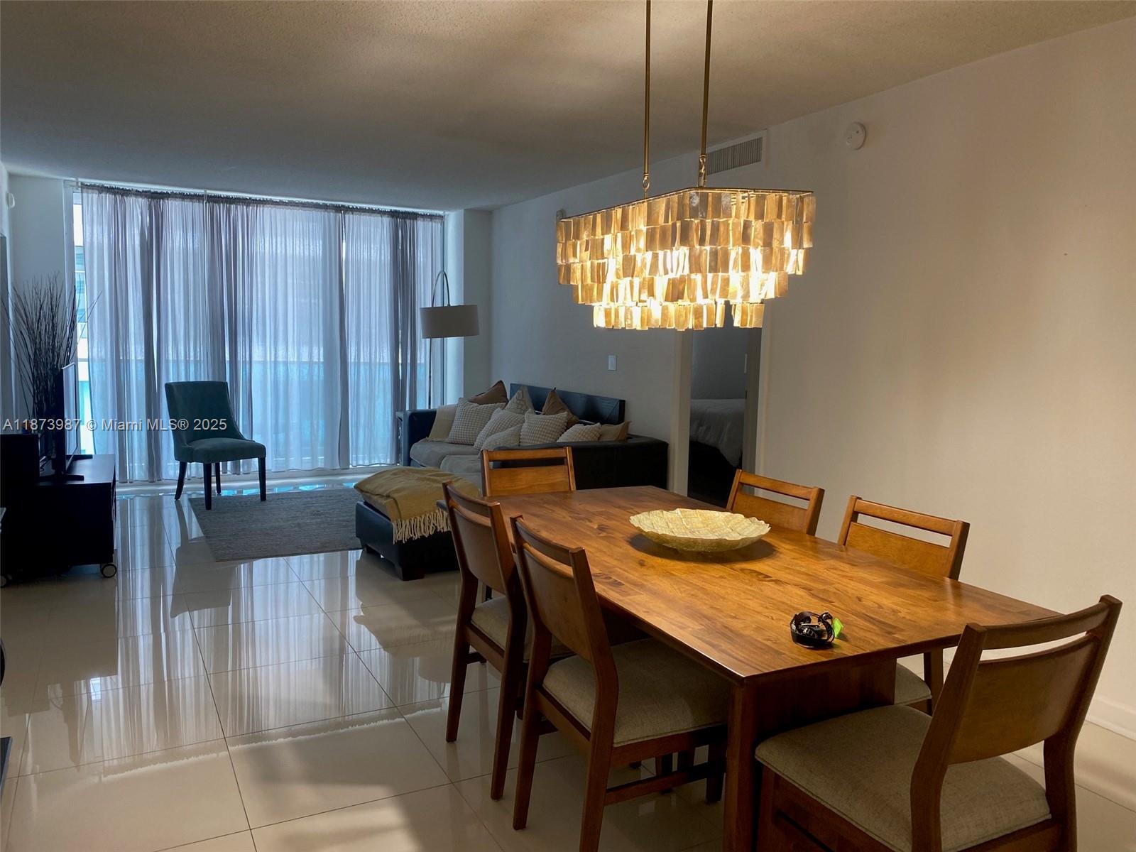 GREAT UNIT IN THE HEART OF HOLLYWOOD BEACH !. BEAUTIFUL 2 BEDROOM, 2 AND BATHROOM. DINNING & LIVING ROOM WITH NICE BALCONY ,VERY GOOD KITCHEN FULLY EQUIPPED AND FURNISHED !! JUST BRING YOUR TOOTHBRUSH .SIAN CONDOMINIUM IS WALKING DISTANCE TO RESTAURANTS,SHOPPING , BEACH !!COZY UNIT IN HOLLYWOOD BEACH! FULLY EQUIPPED !