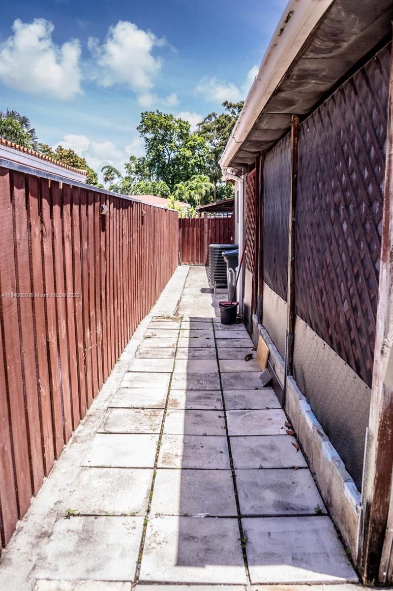 1004 NE 151st Ter