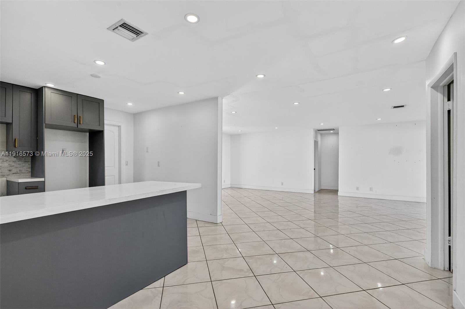 HOLLYWOOD HILLS - Residential