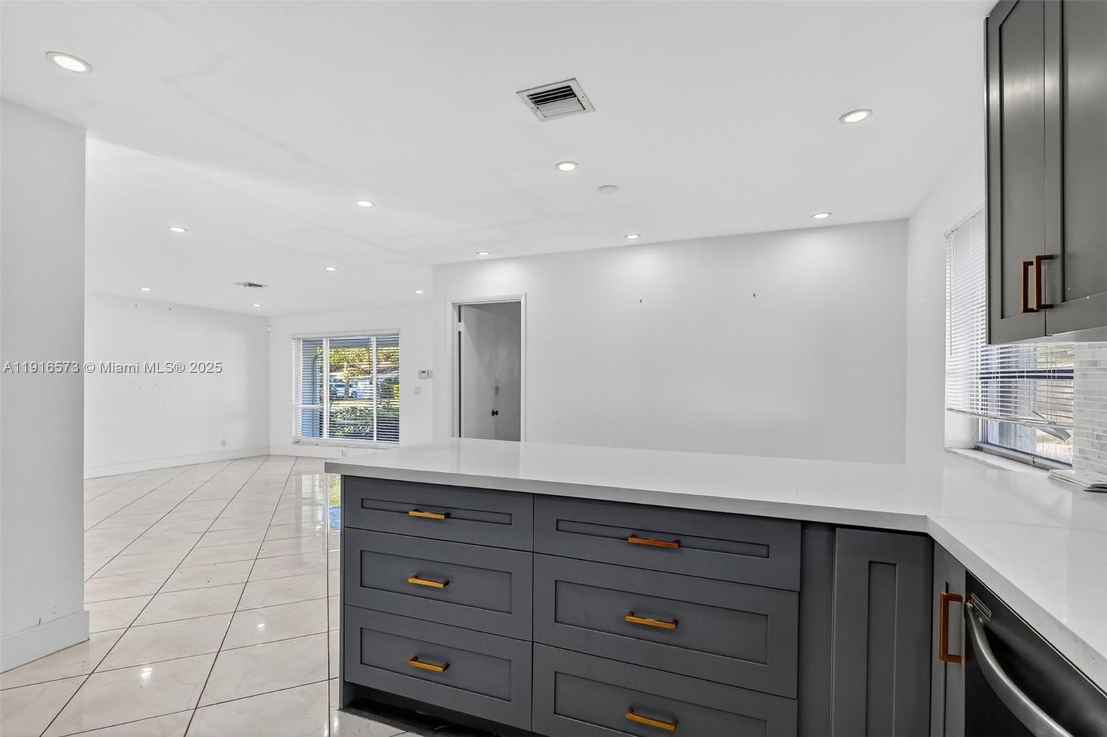 HOLLYWOOD HILLS - Residential