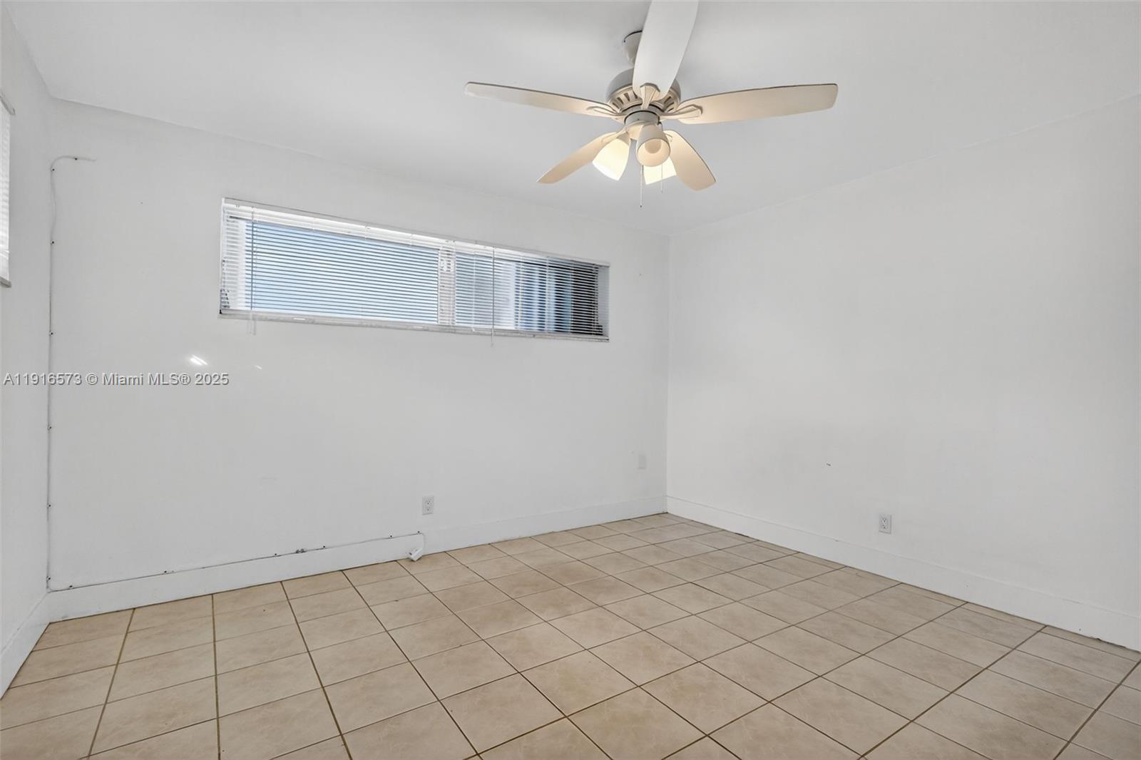 HOLLYWOOD HILLS - Residential