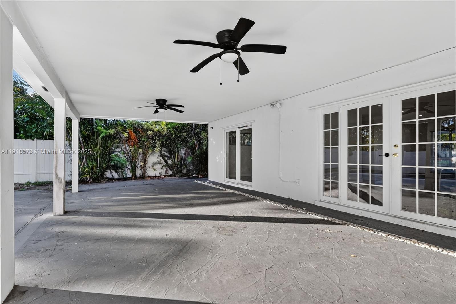 HOLLYWOOD HILLS - Residential