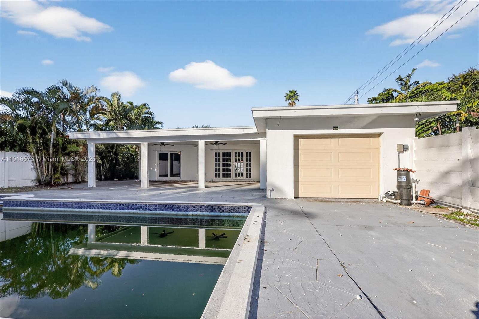 HOLLYWOOD HILLS - Residential