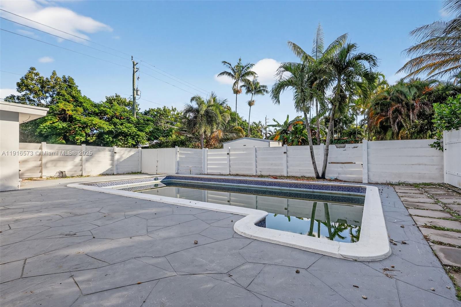 HOLLYWOOD HILLS - Residential