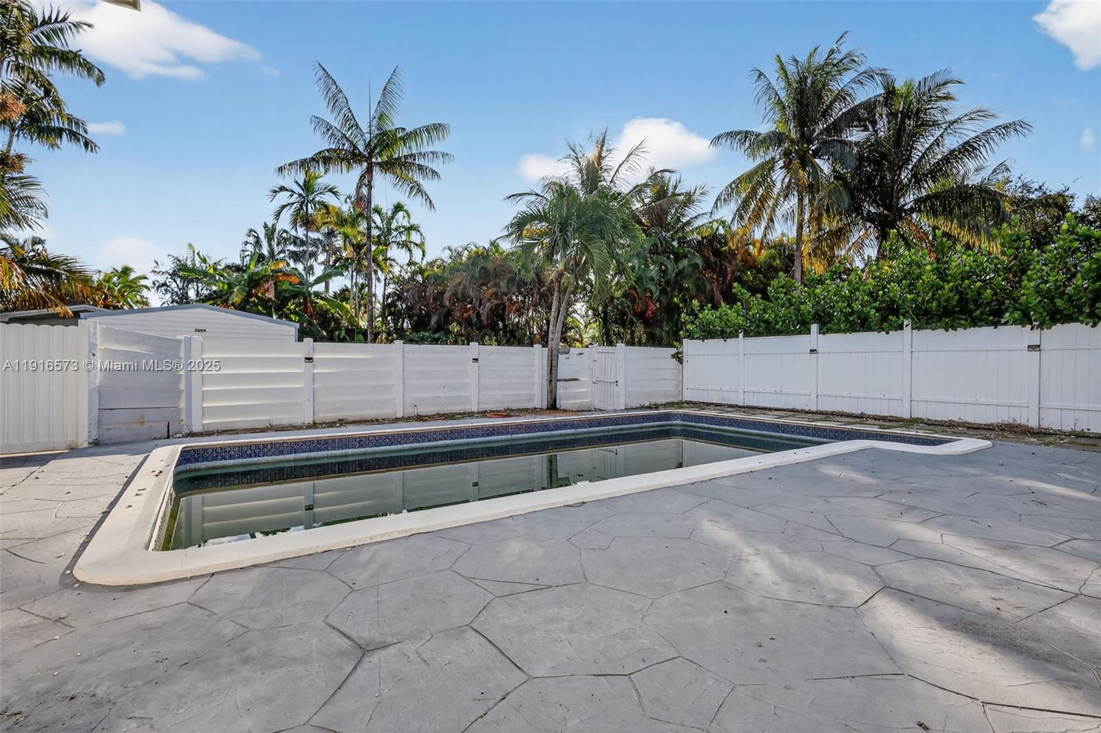 HOLLYWOOD HILLS - Residential