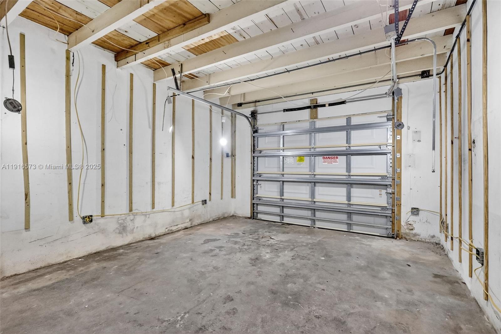 HOLLYWOOD HILLS - Residential