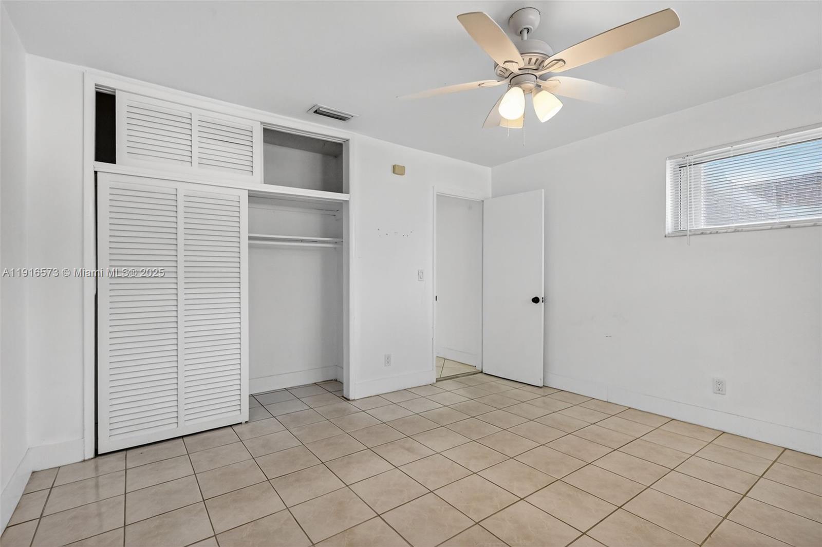 HOLLYWOOD HILLS - Residential