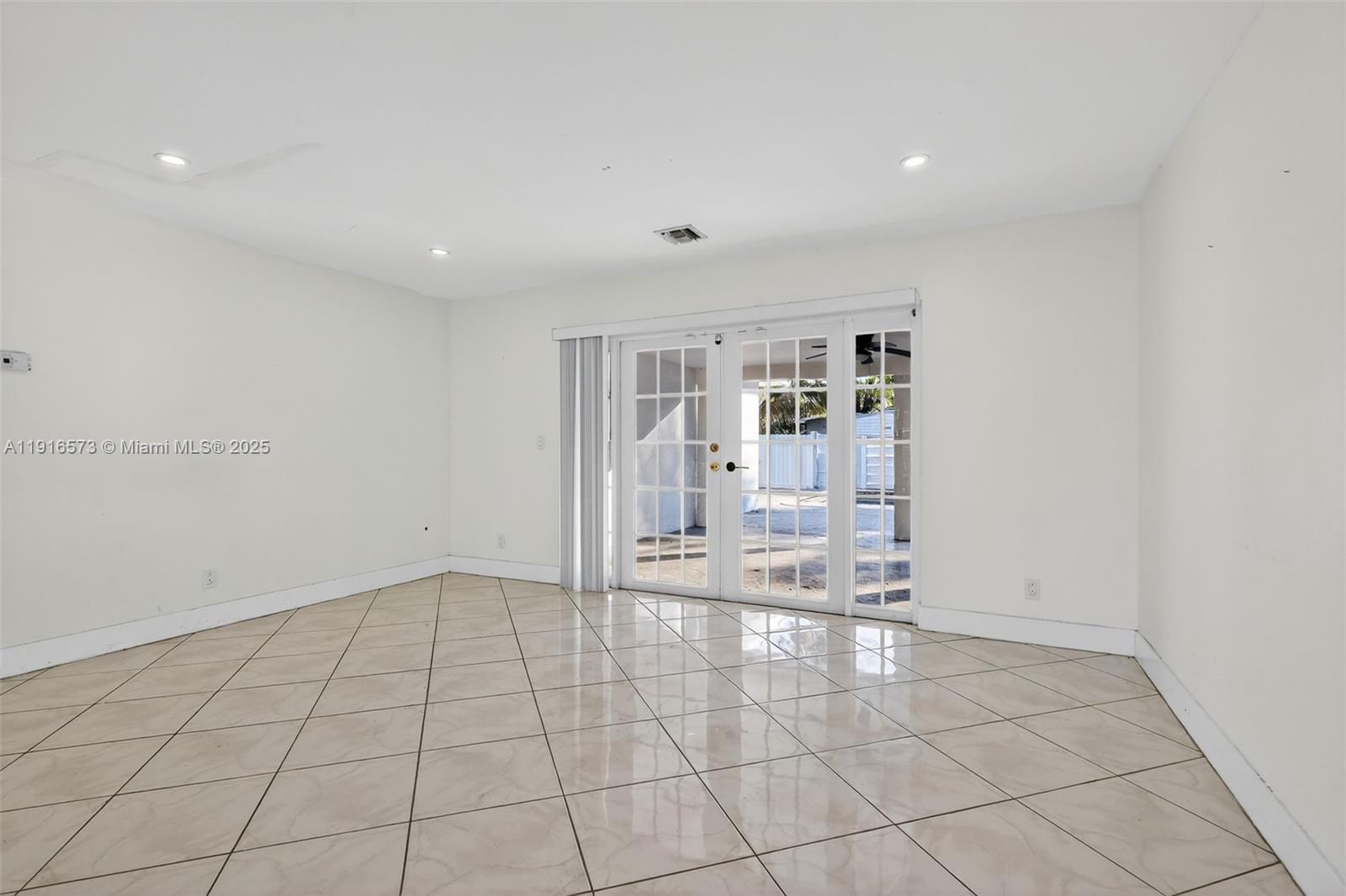 HOLLYWOOD HILLS - Residential