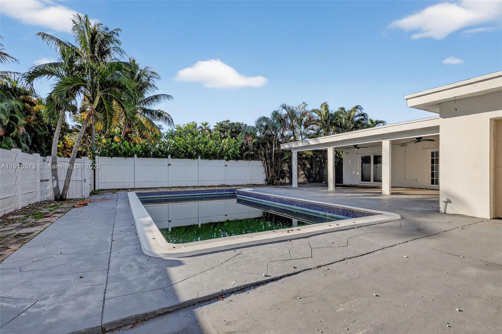 HOLLYWOOD HILLS - Residential