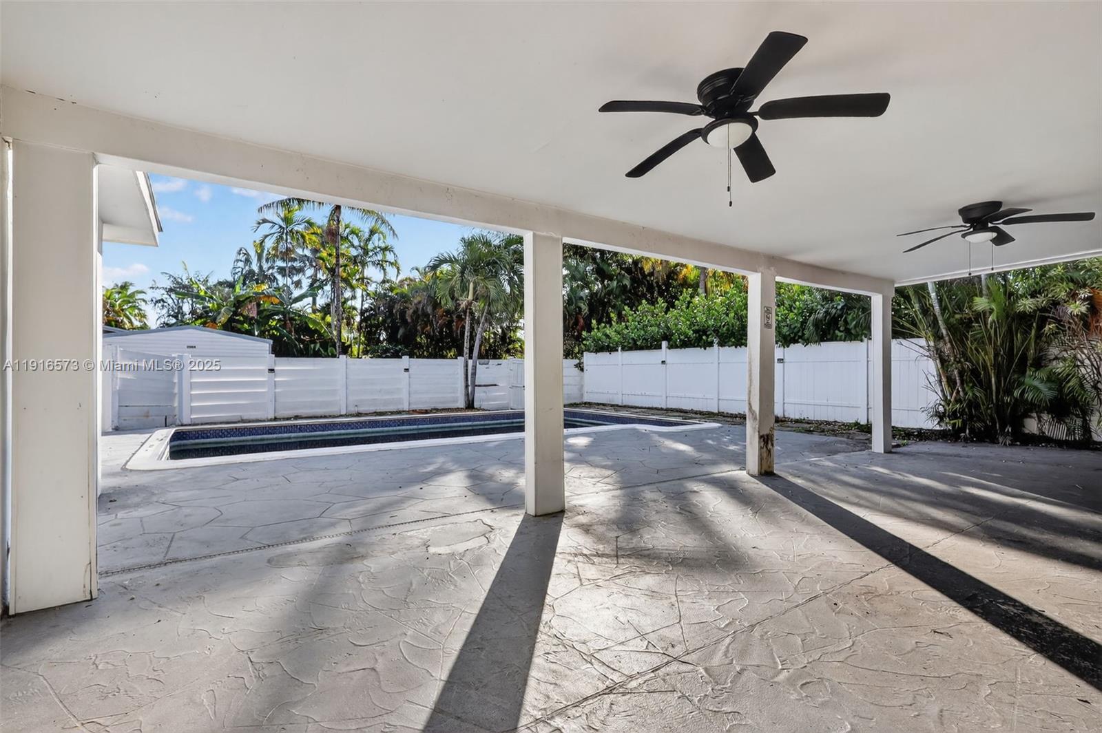 HOLLYWOOD HILLS - Residential