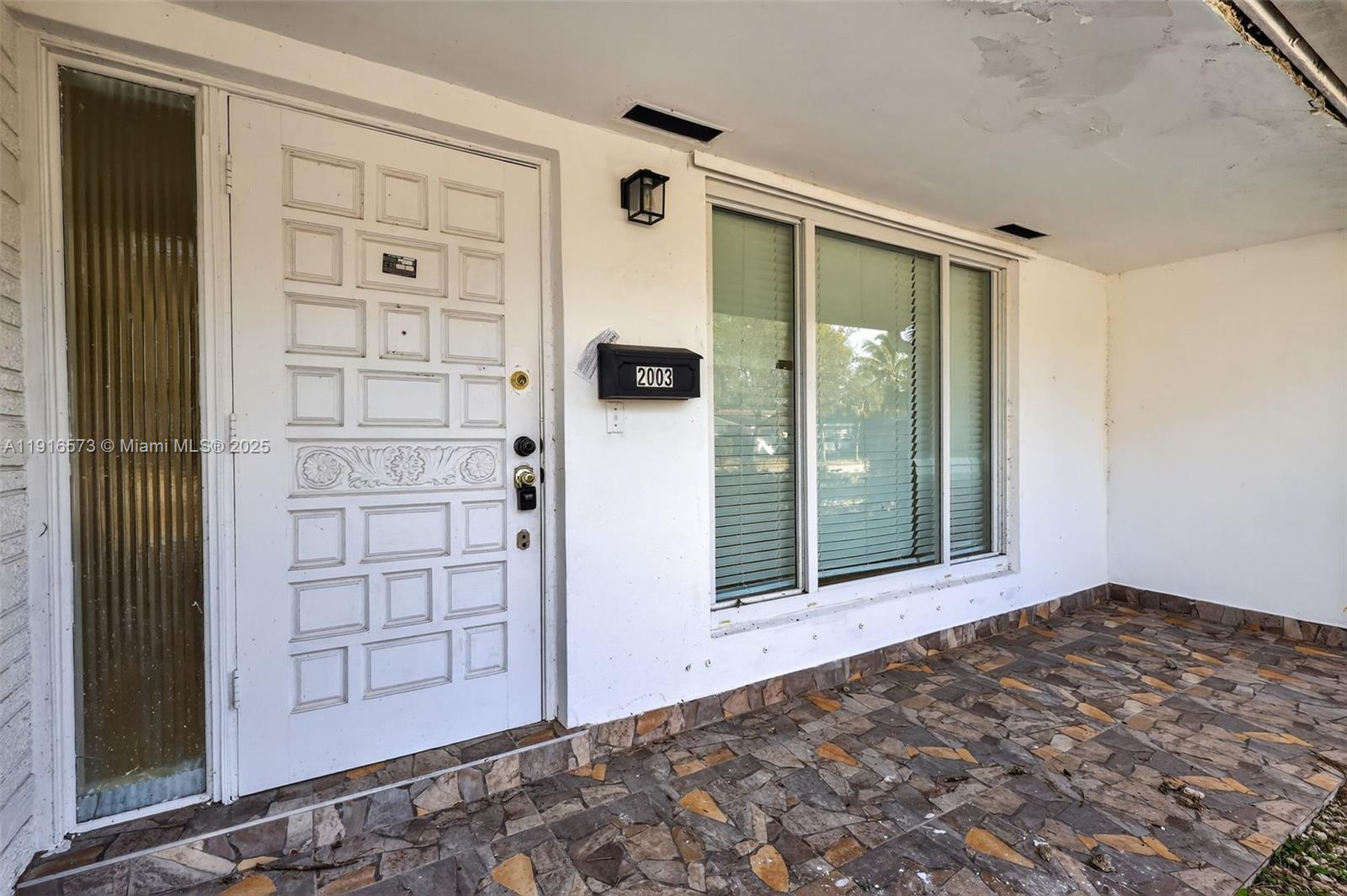 HOLLYWOOD HILLS - Residential