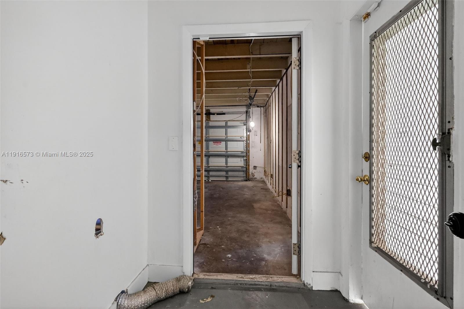 HOLLYWOOD HILLS - Residential