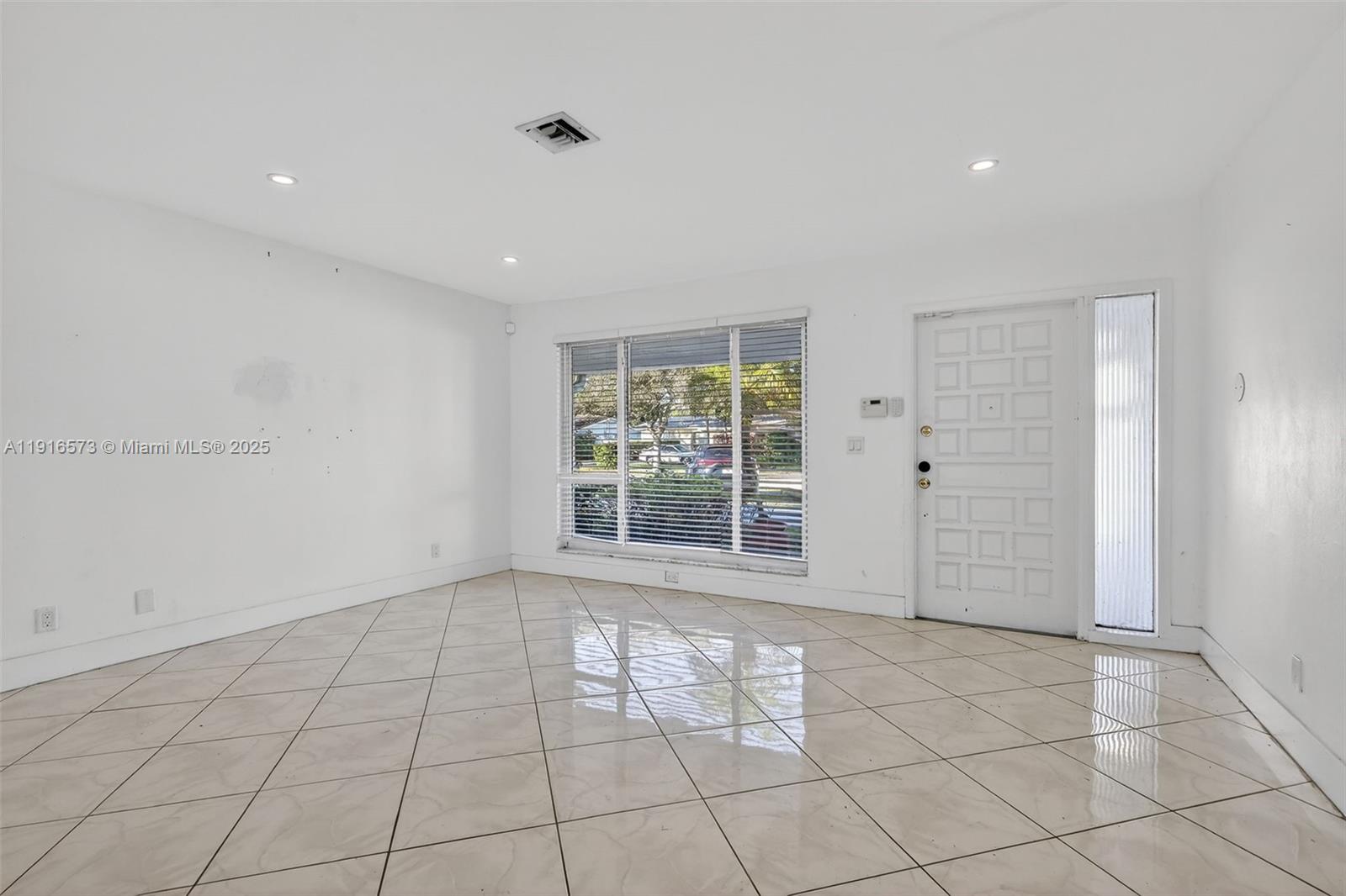 HOLLYWOOD HILLS - Residential