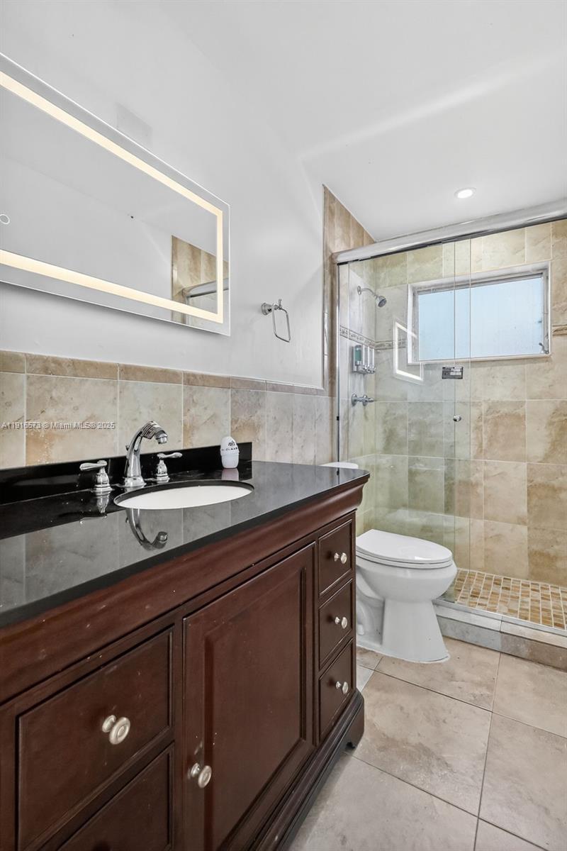 HOLLYWOOD HILLS - Residential