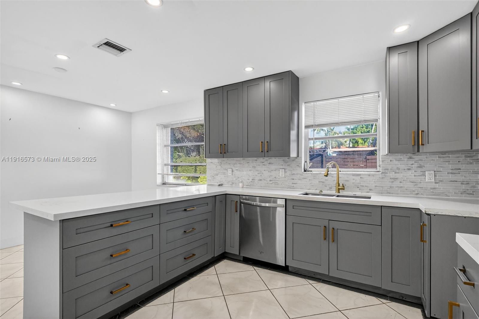 HOLLYWOOD HILLS - Residential